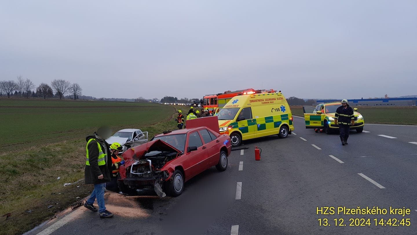 Na místě se srazila dvě osobní auta.