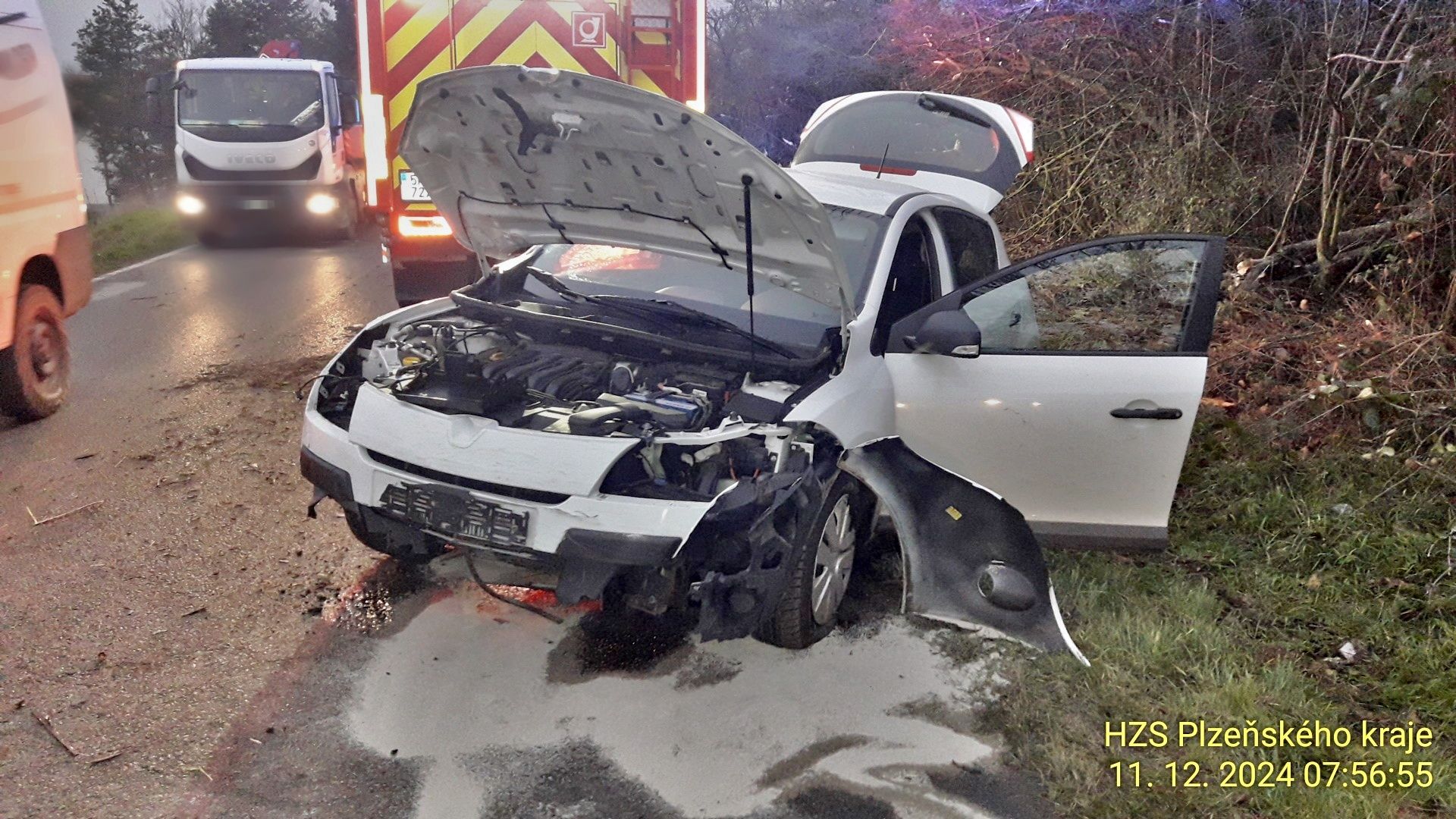 U Dobřan havarovalo osobní auto, tři lidé jsou zranění