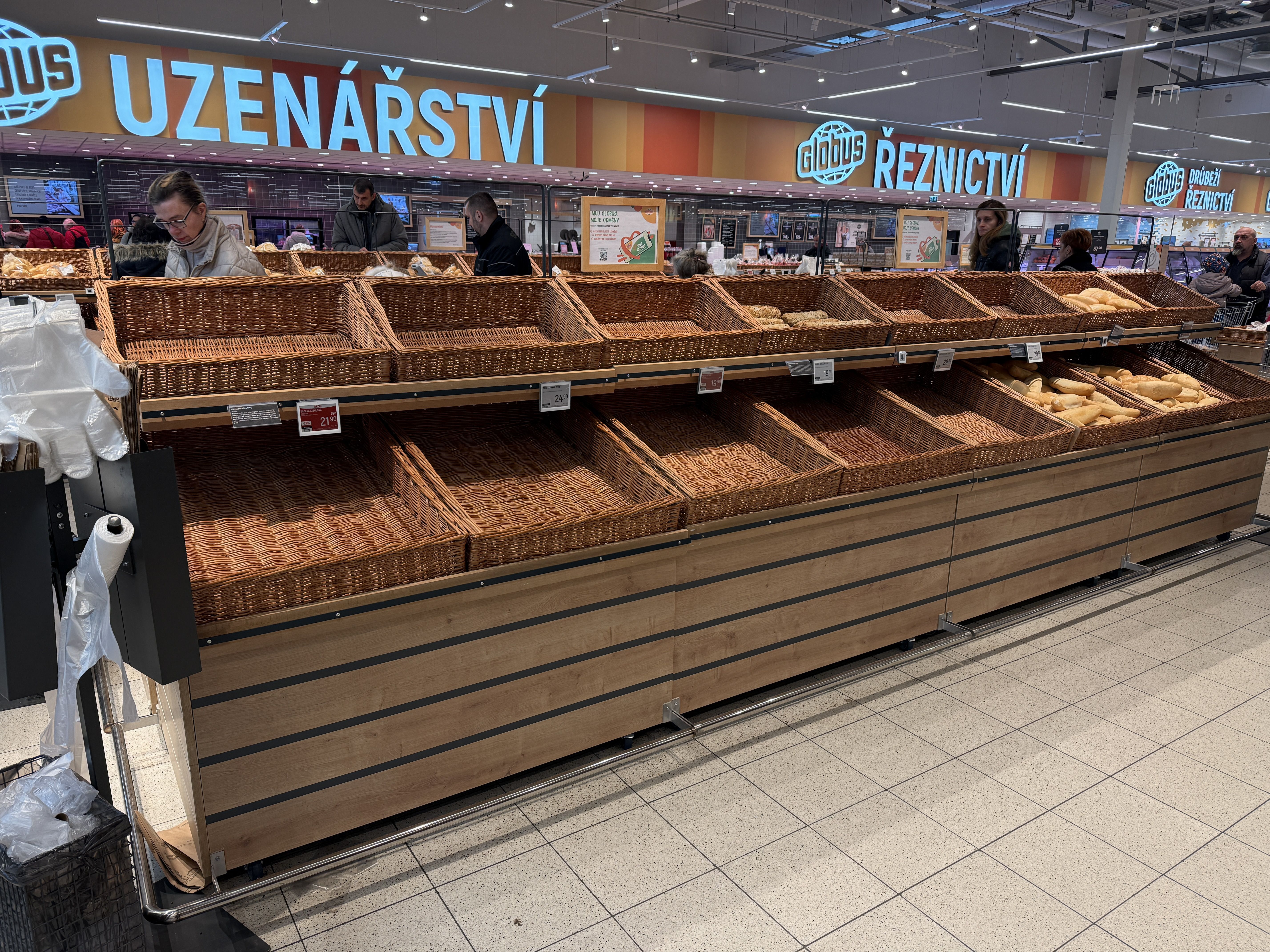 Prázdné regály hovoří za vše.