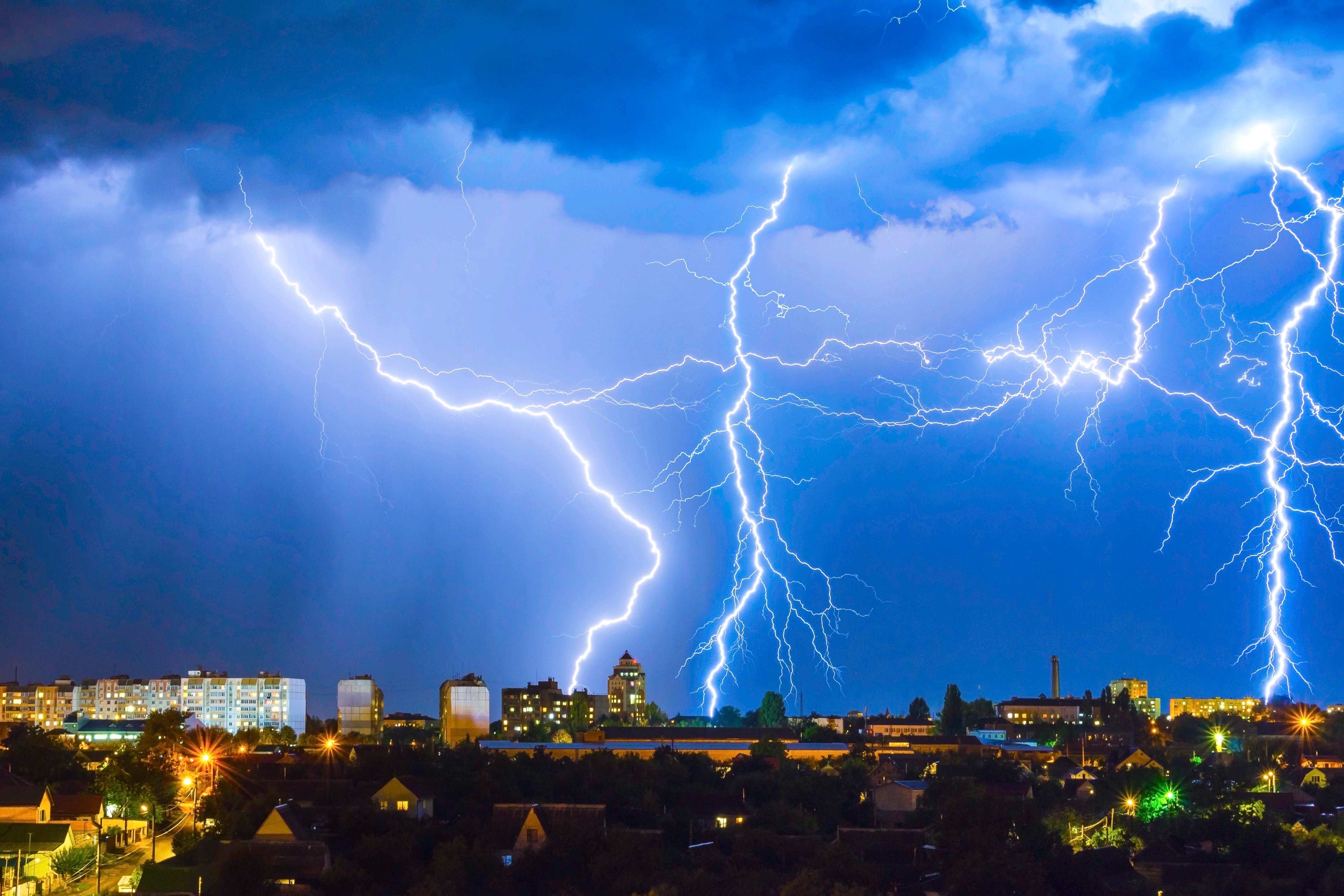 Kde udeří největší síla? Meteorologové vydali varování před supercelami a ničivým větrem