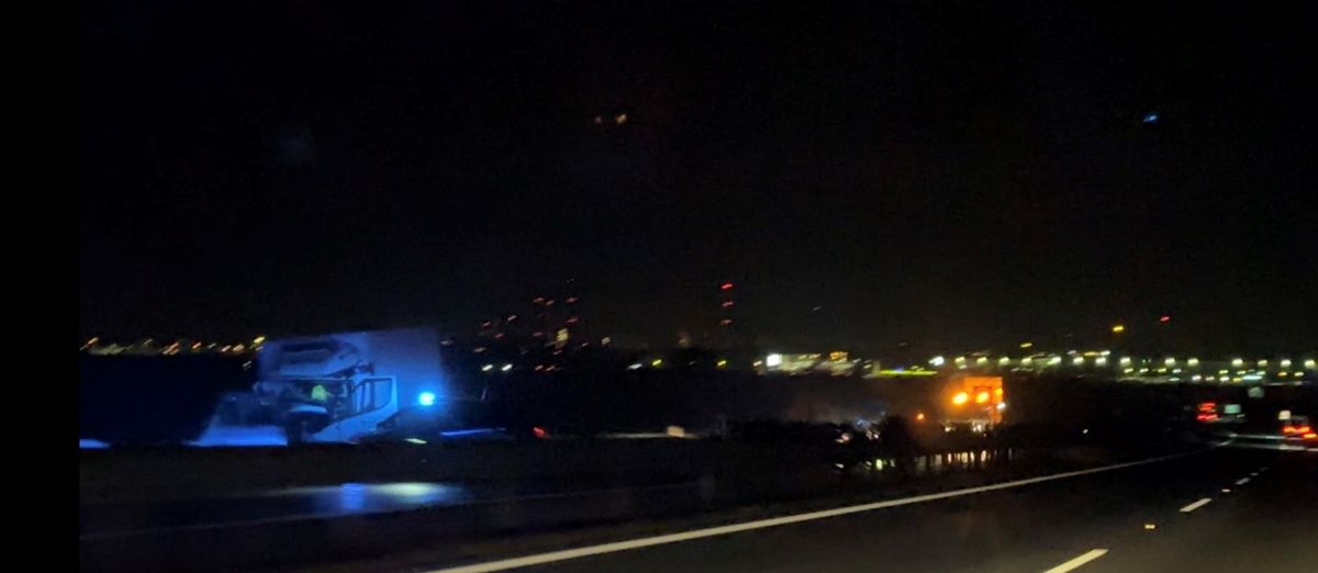 Dálnice D8 je uzavřena. Policie zastavila dodávku s migranty, na místě je jeden mrtvý