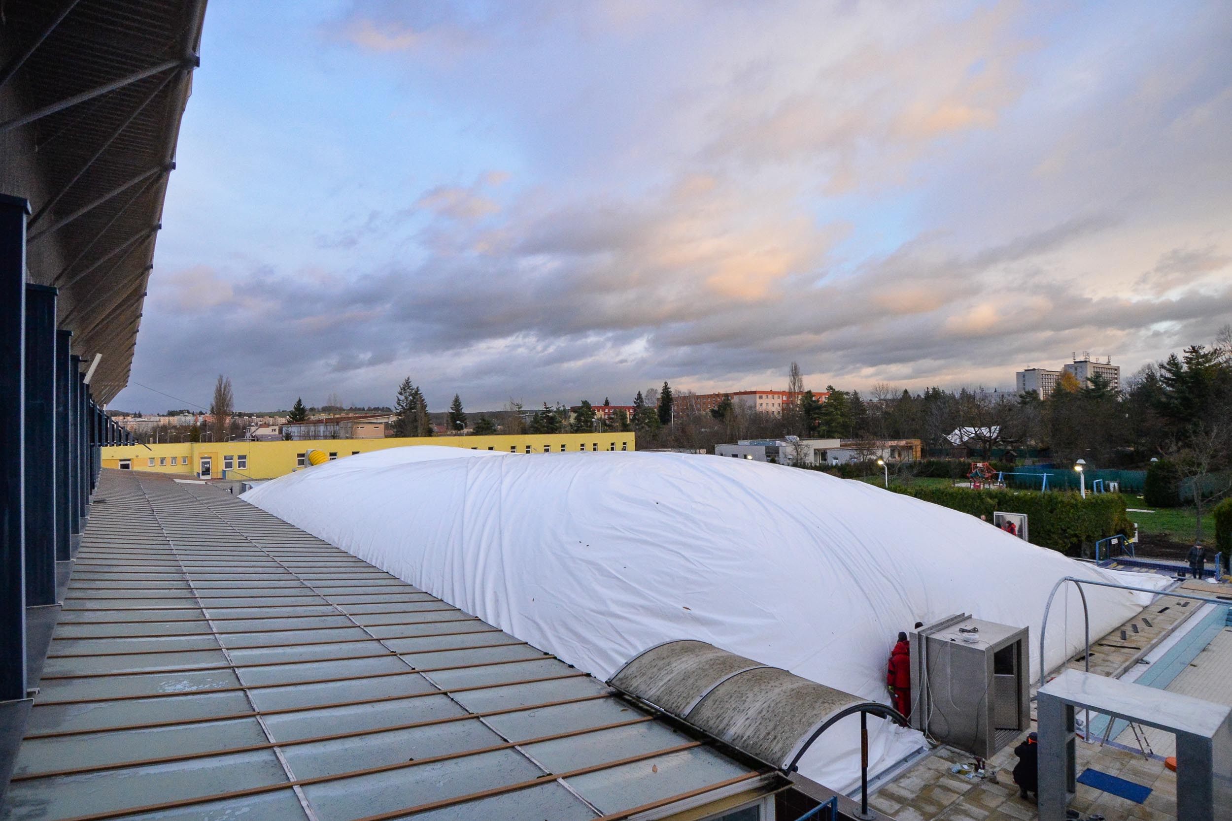 Nad venkovním bazénem v Plzni vyroste nafukovací hala
