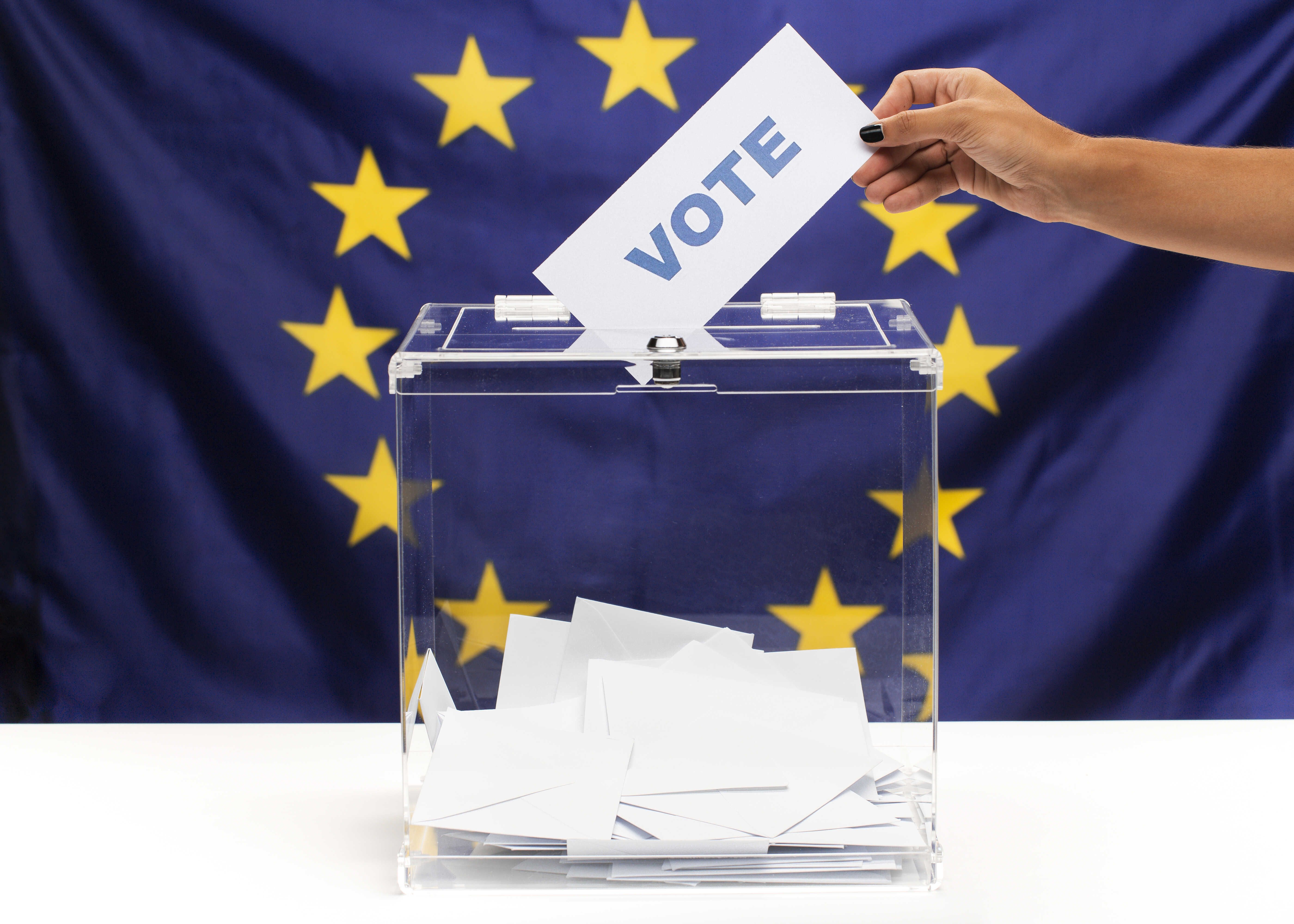 Moldavští voliči rozhodují o budoucnosti země. Rusové útočí