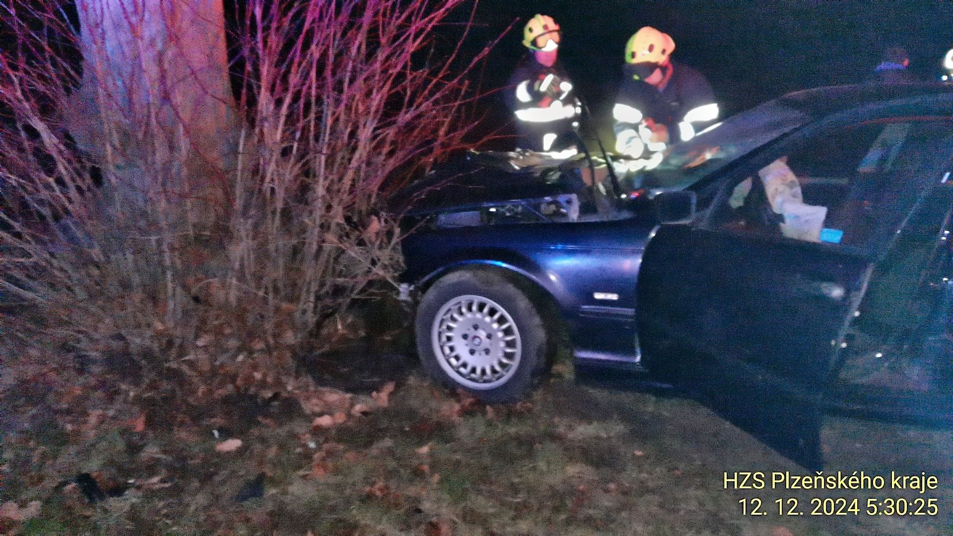 Mladý řidič nezvládl řízení a narazil do žulového pomníku.