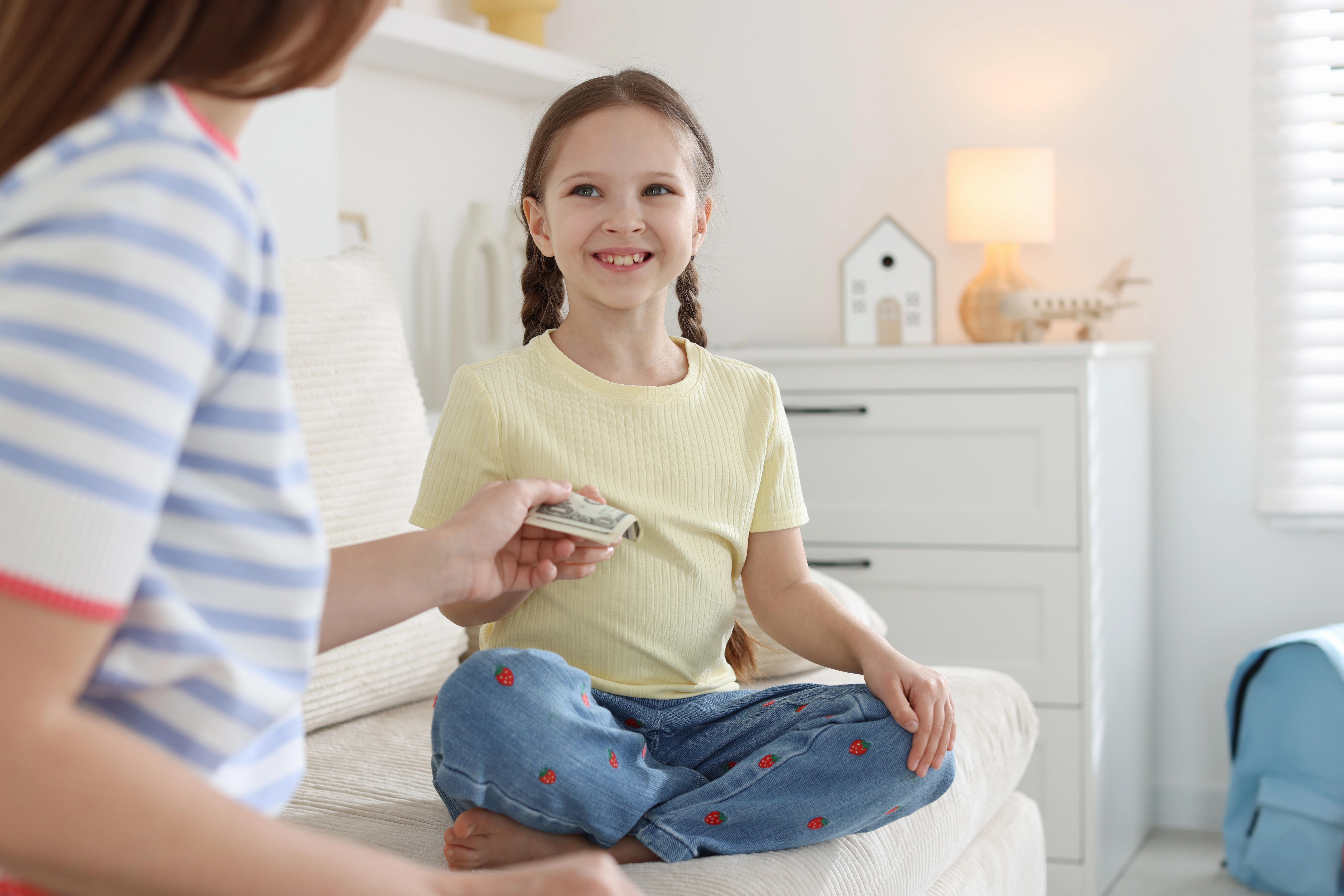 Psychologové varují: Pokud dítě nezačne s financemi včas, může to mít drahé následky.