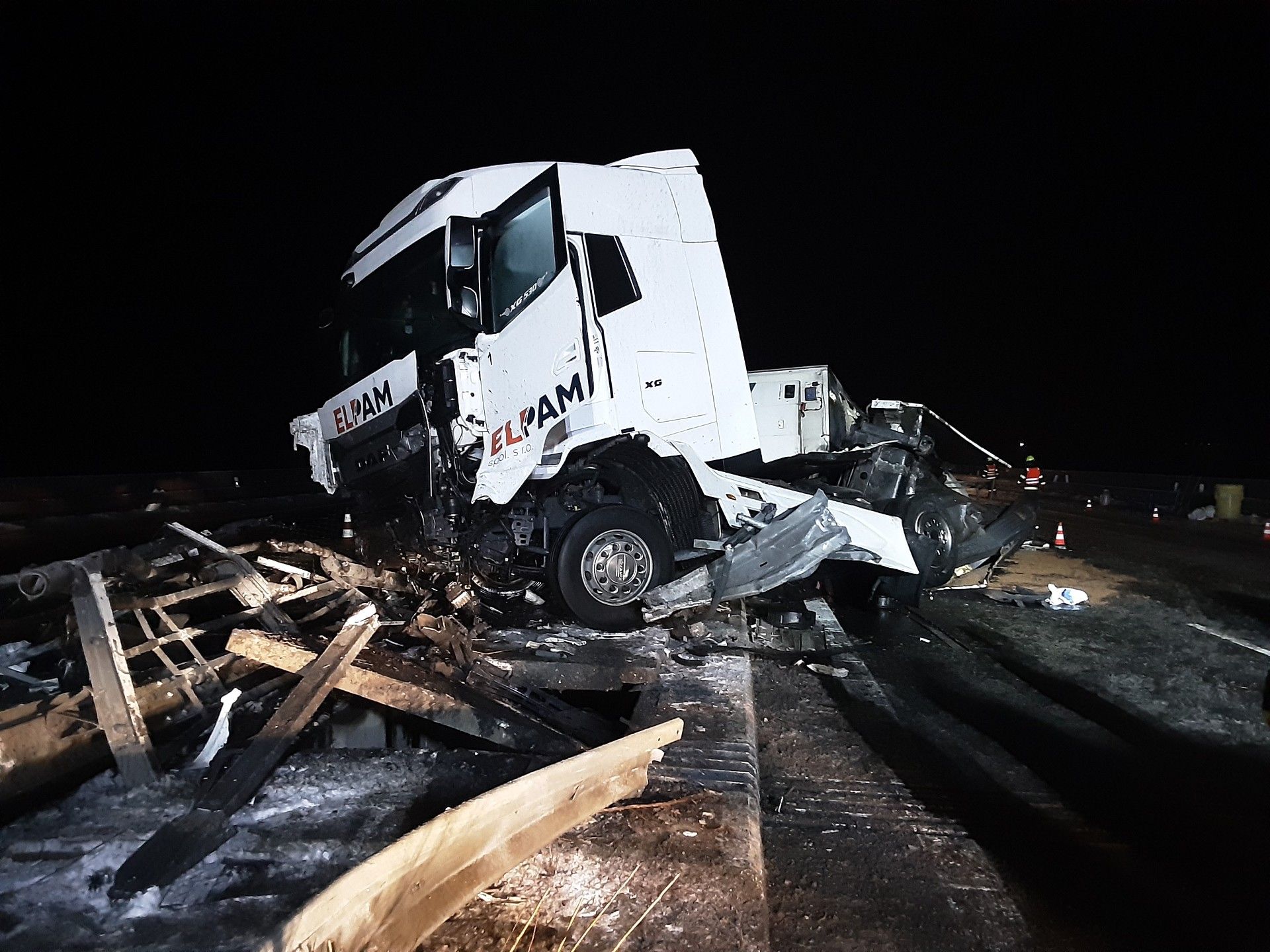 Kamion narazil do svodidel.