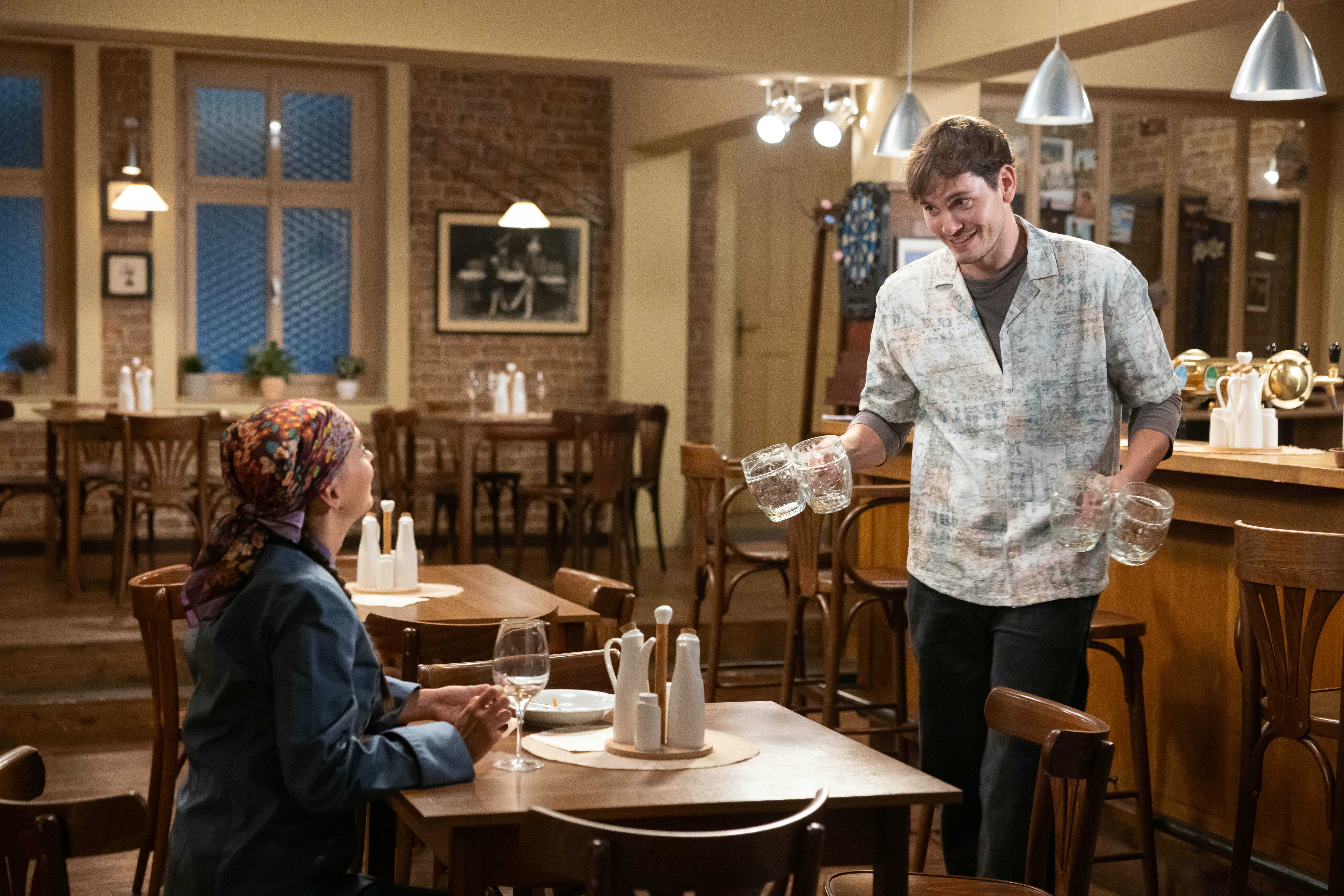 Martina konečně sežene pracovitého číšníka.