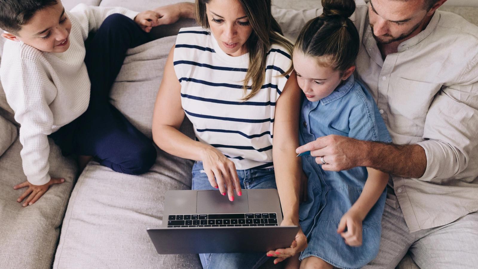 Letní bonus pro děti: Pojišťovny rozdávají příspěvky, ale většina rodin si o ně stále neříká