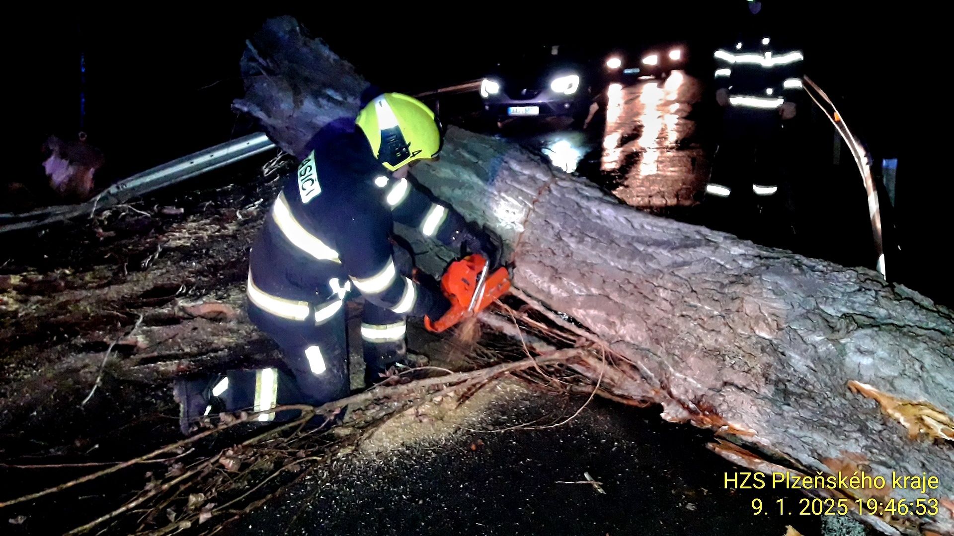 Silný vítr na Plzeňsku zaměstnal hasiče: Evakuace a desítky výjezdů