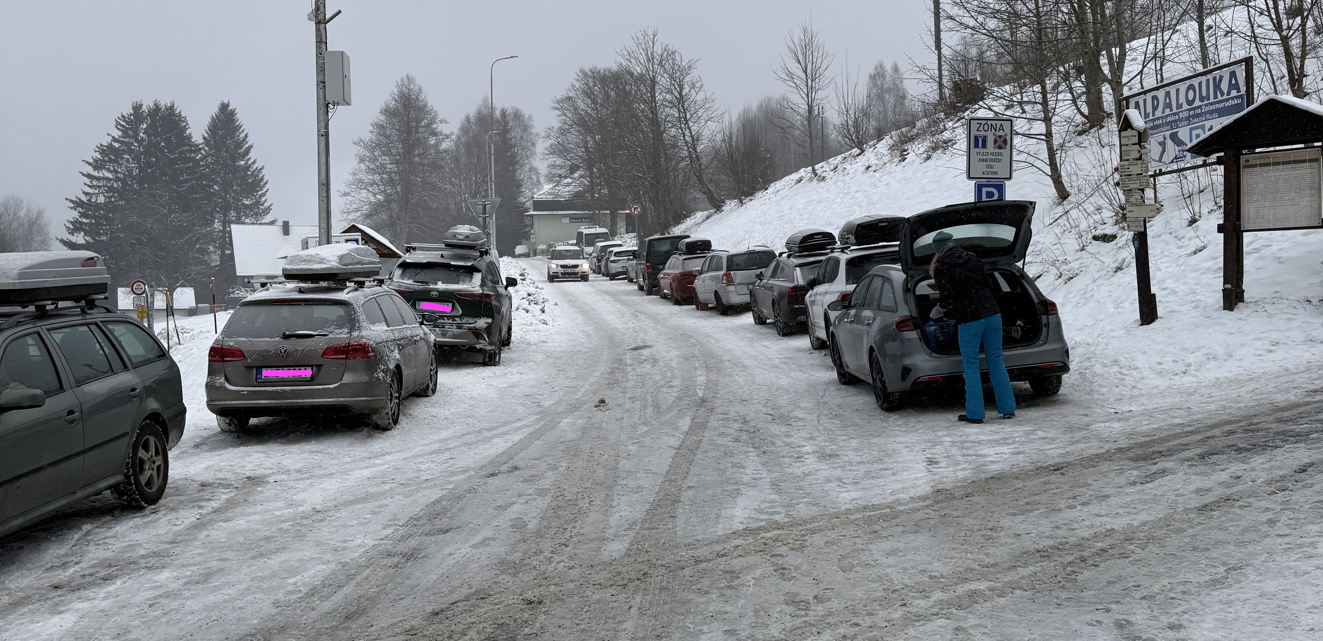 Parkoviště v Železné Rudě dnes praskalo ve švech. Lidé vyrazili do hor.