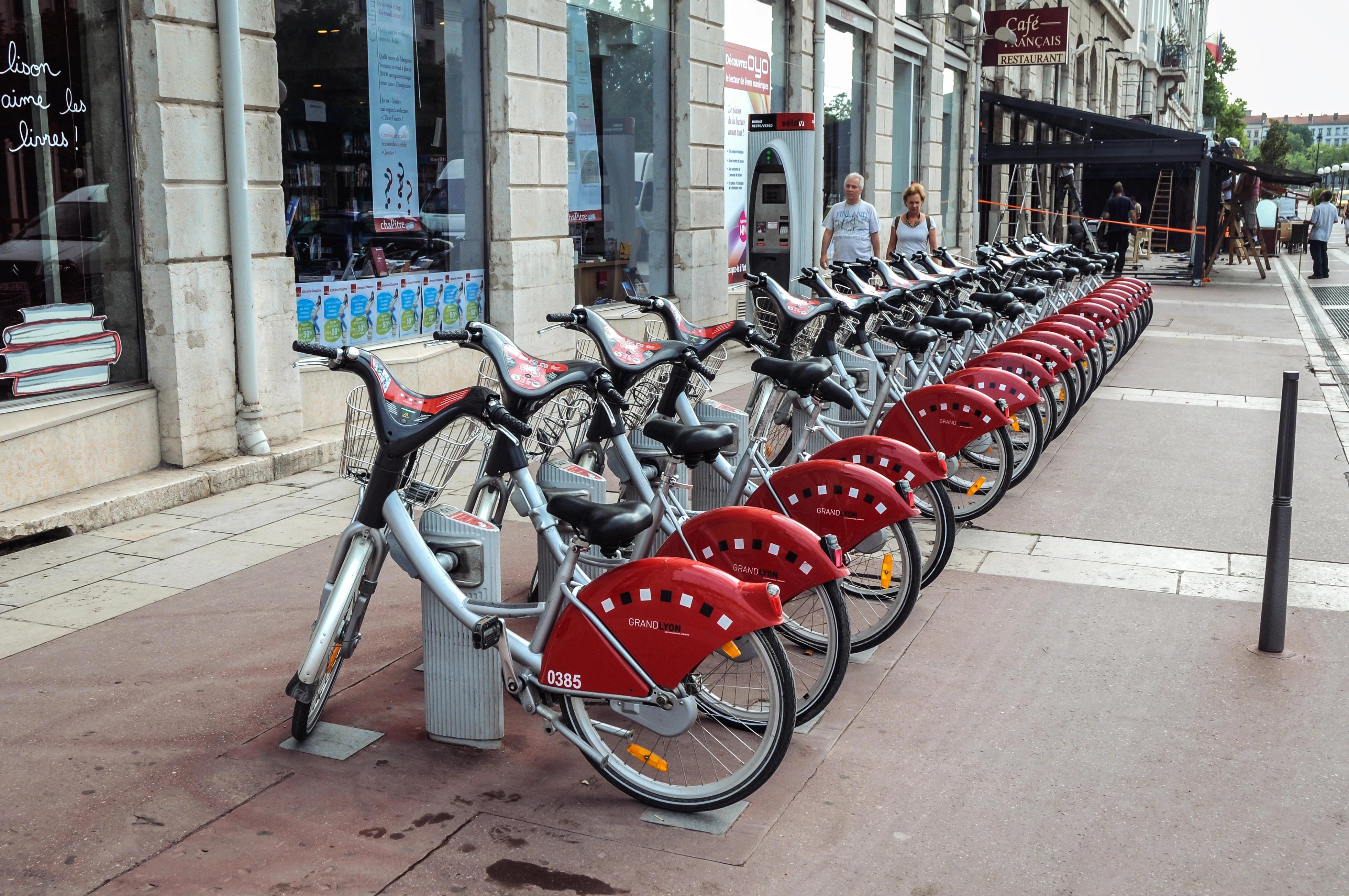 Červnové šílenství: Proč se letos v Praze stala sdílená kola hitem lítačky?