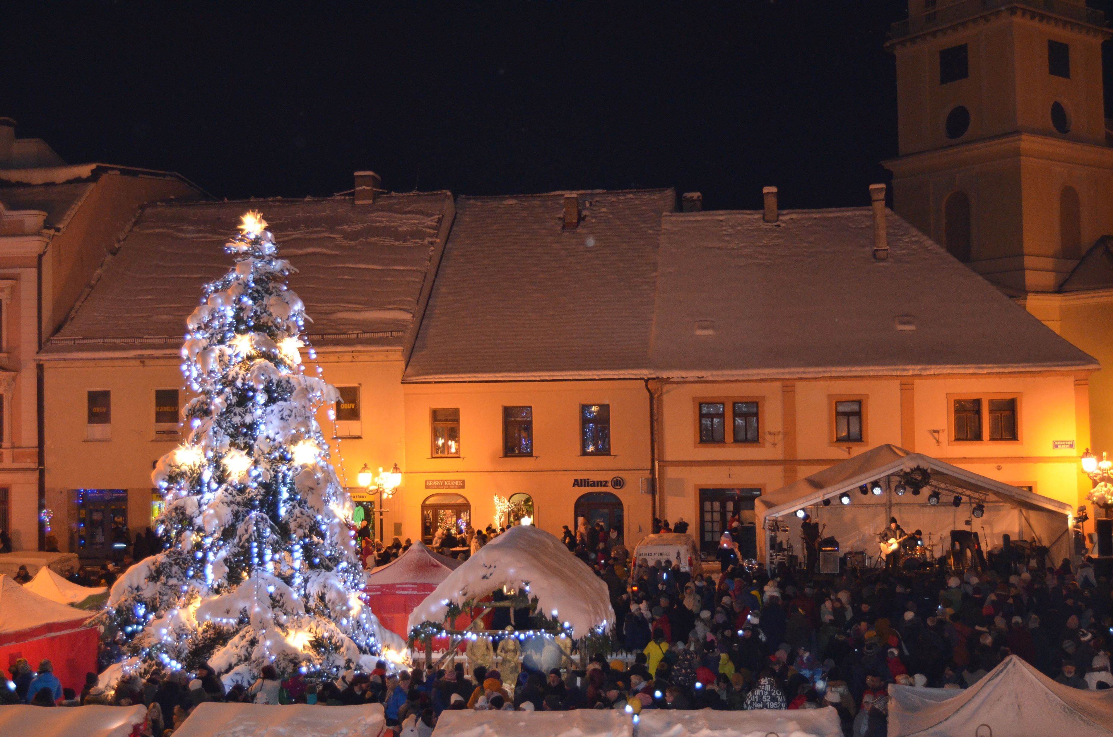 Vánoční strom v Rokycanech se rozsvítí tento pátek, chystá se bohatý program