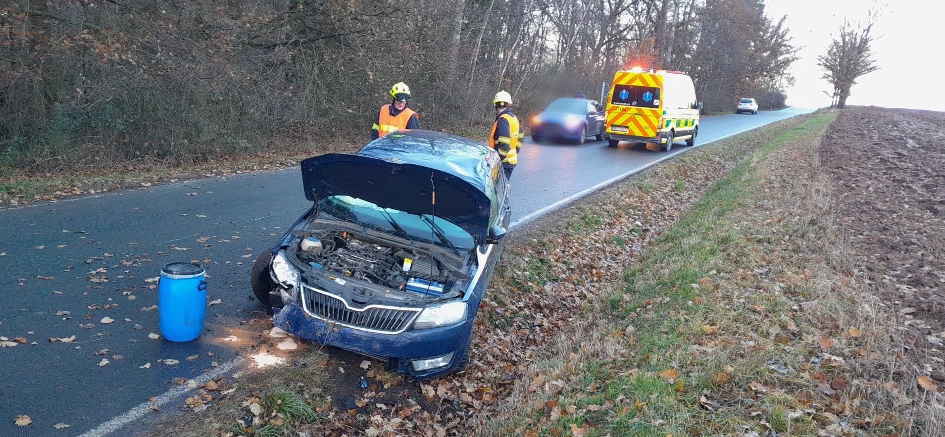 Nehoda mezi Ledci a Žilovem: Vozidlo skončilo s vylomeným kolem