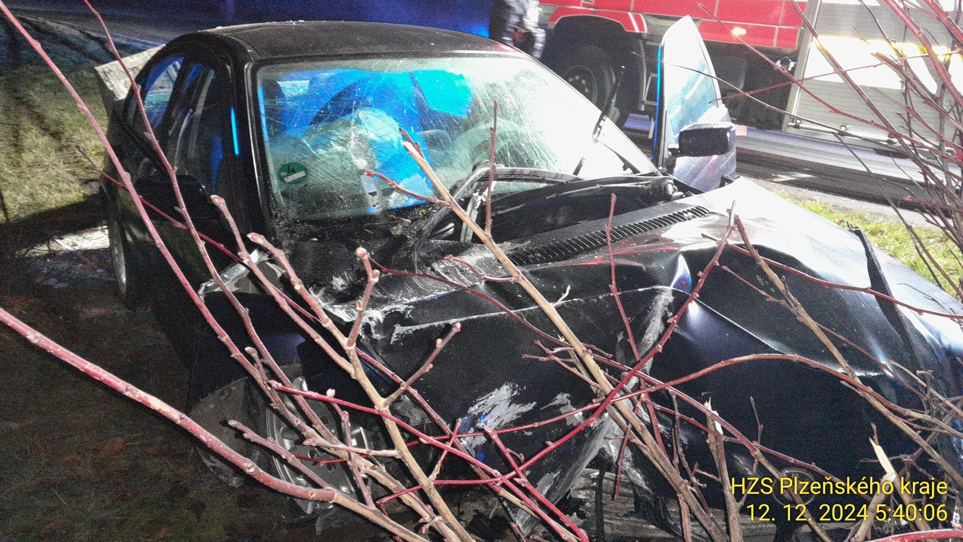 23letý řidič s BMW nezvládl řízení a narazil do žulového pomníku