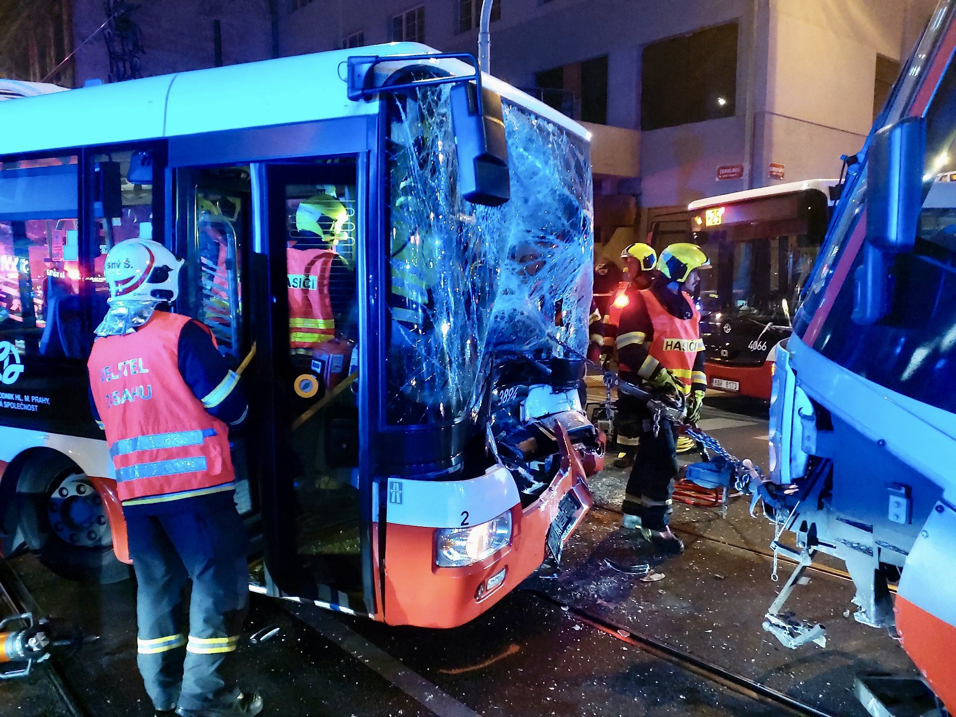 Vážná nehoda v Praze: Tramvaj se srazila s autobusem, řidič je zaklíněný
