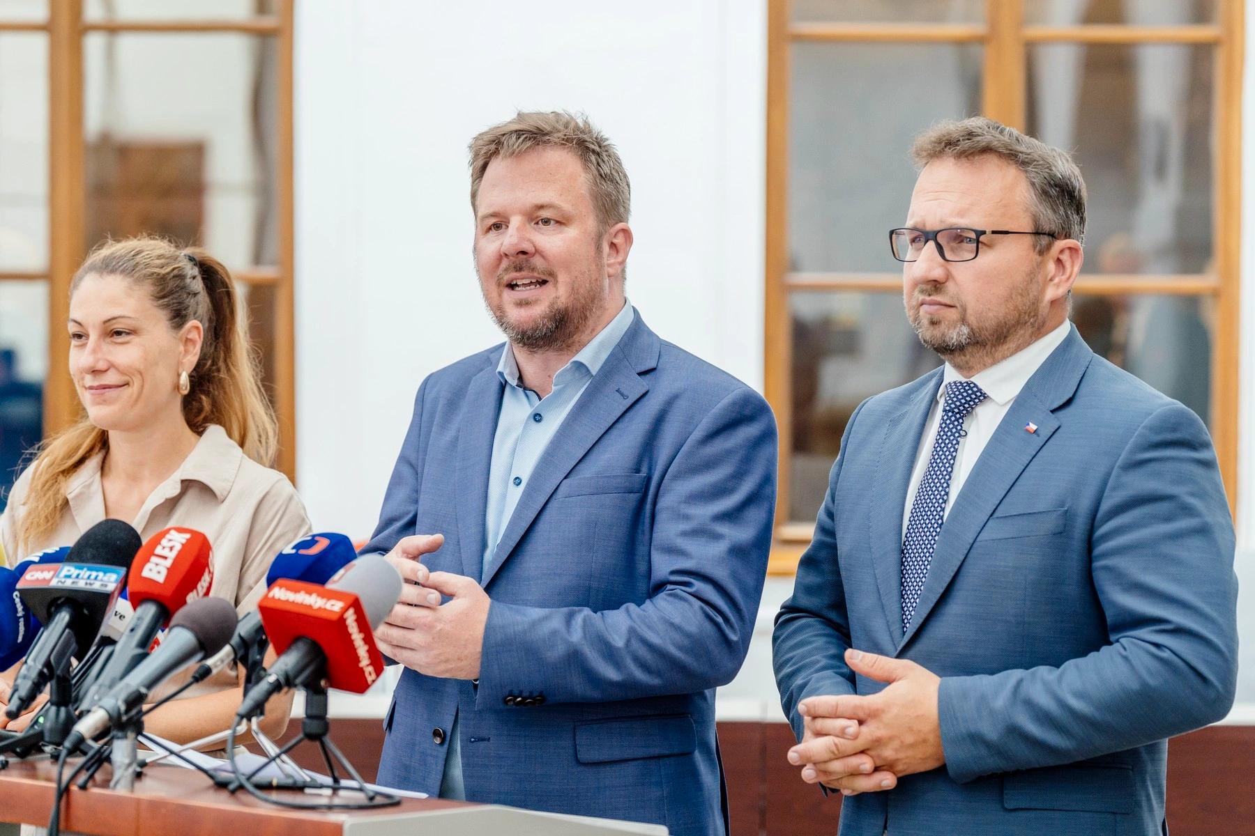 Výplaty zůstávají ve hře: Vláda a odbory se dohodnou až 25. srpna, napětí stoupá