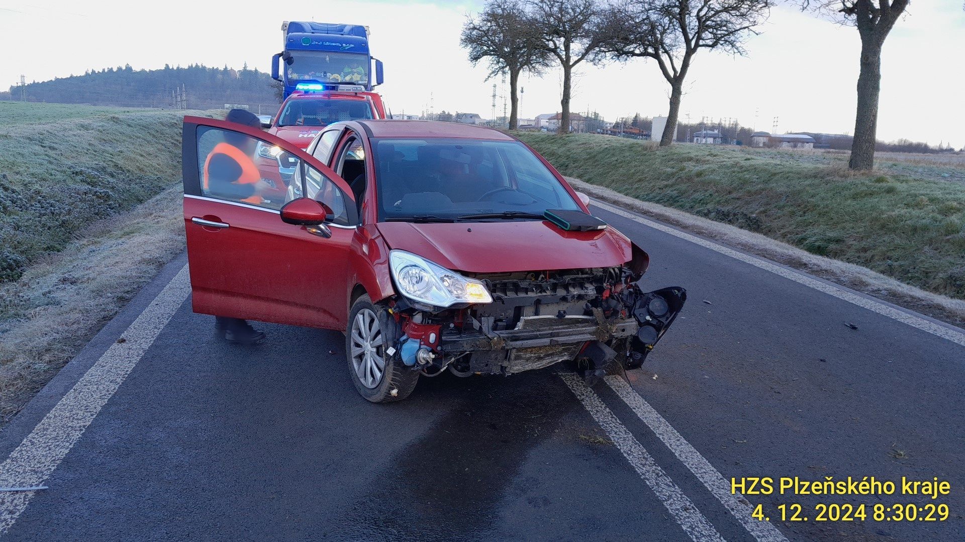 Dopravní nehoda u Klatov. Dva lidé skončili v nemocnici
