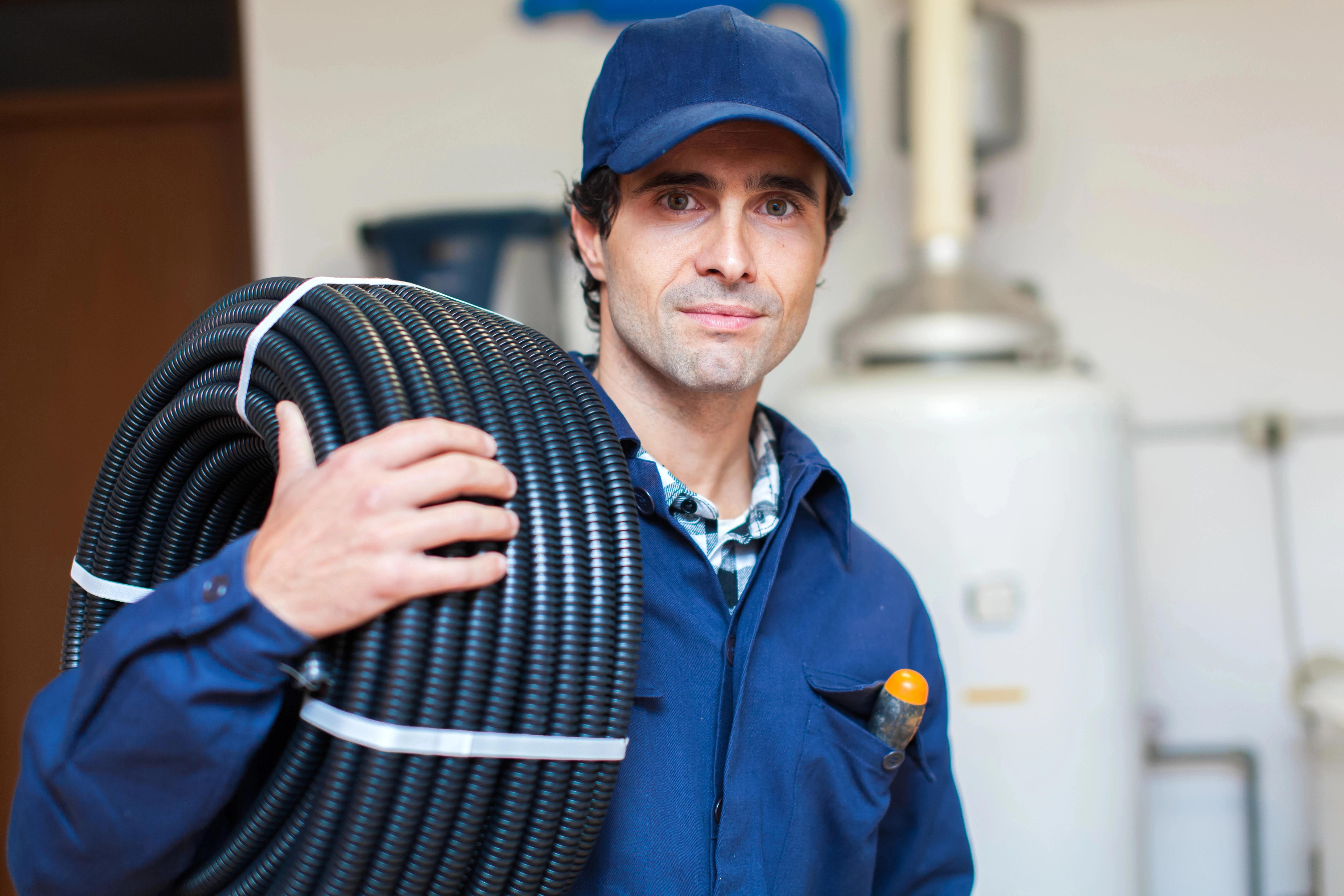 Zoufalý nedostatek řemeslníků žene jejich výplaty nahoru. Firmy přitlačily na mzdy