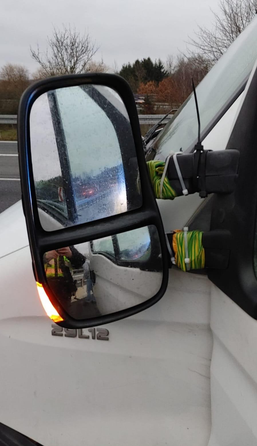 Kuriozitou bylo toto opravené zpětné zrcátko.