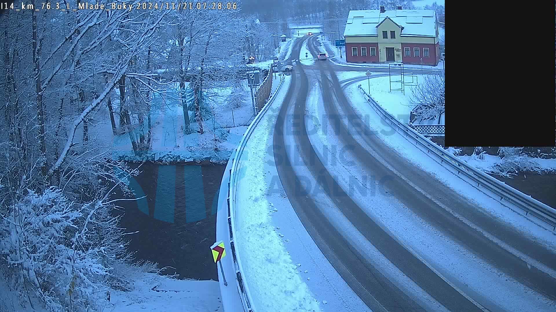 Silničáři varují před ledovkou.