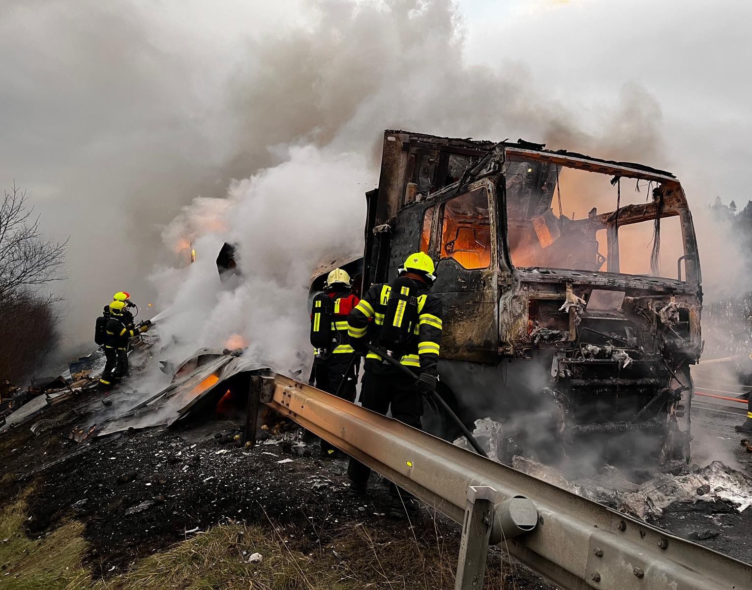 Kamion hoří i na silnici u Jablůnkova.