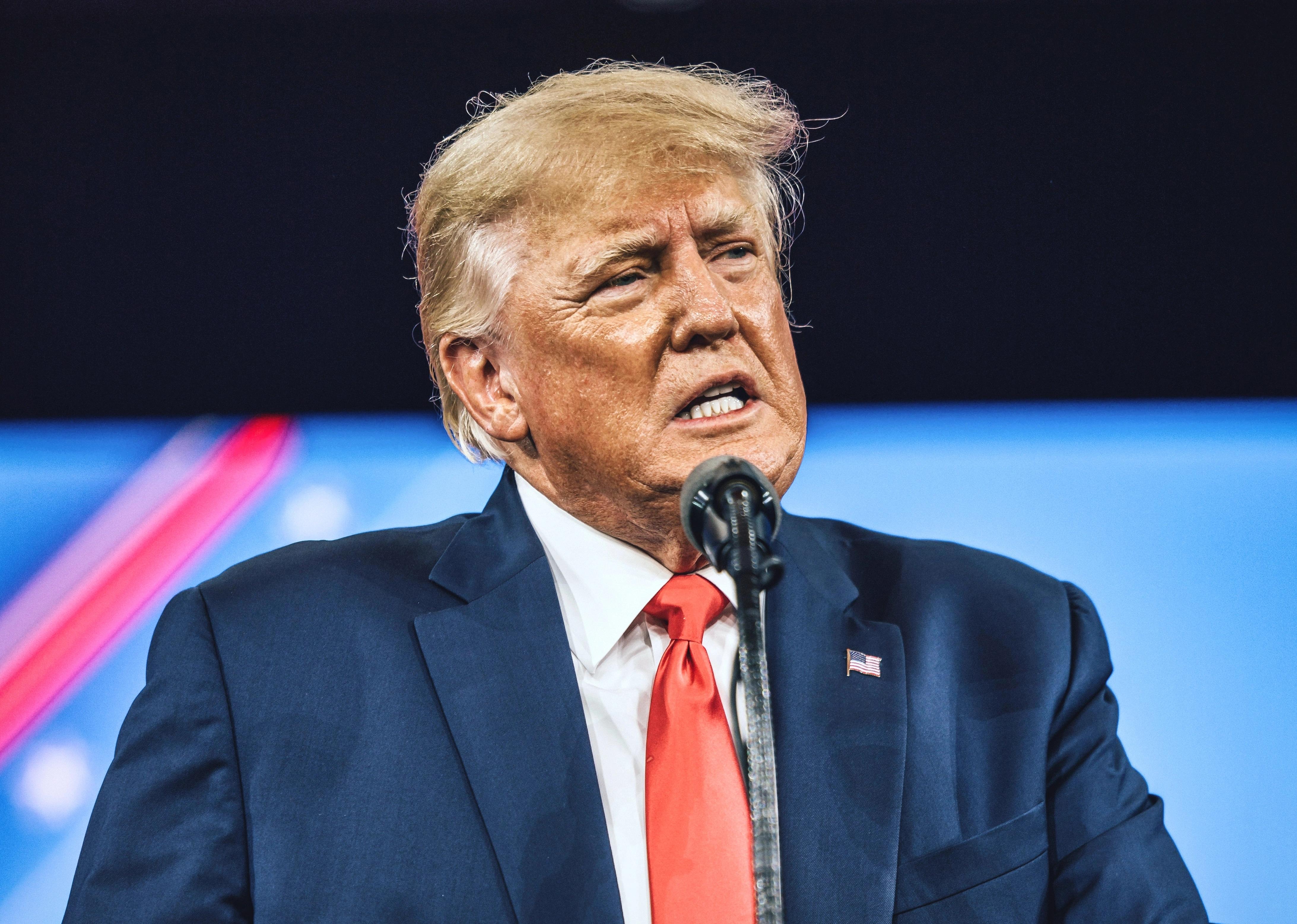 Evropské exporty pod tlakem: Trump od srpna zavádí 30% clo, EU hrozí odvetou