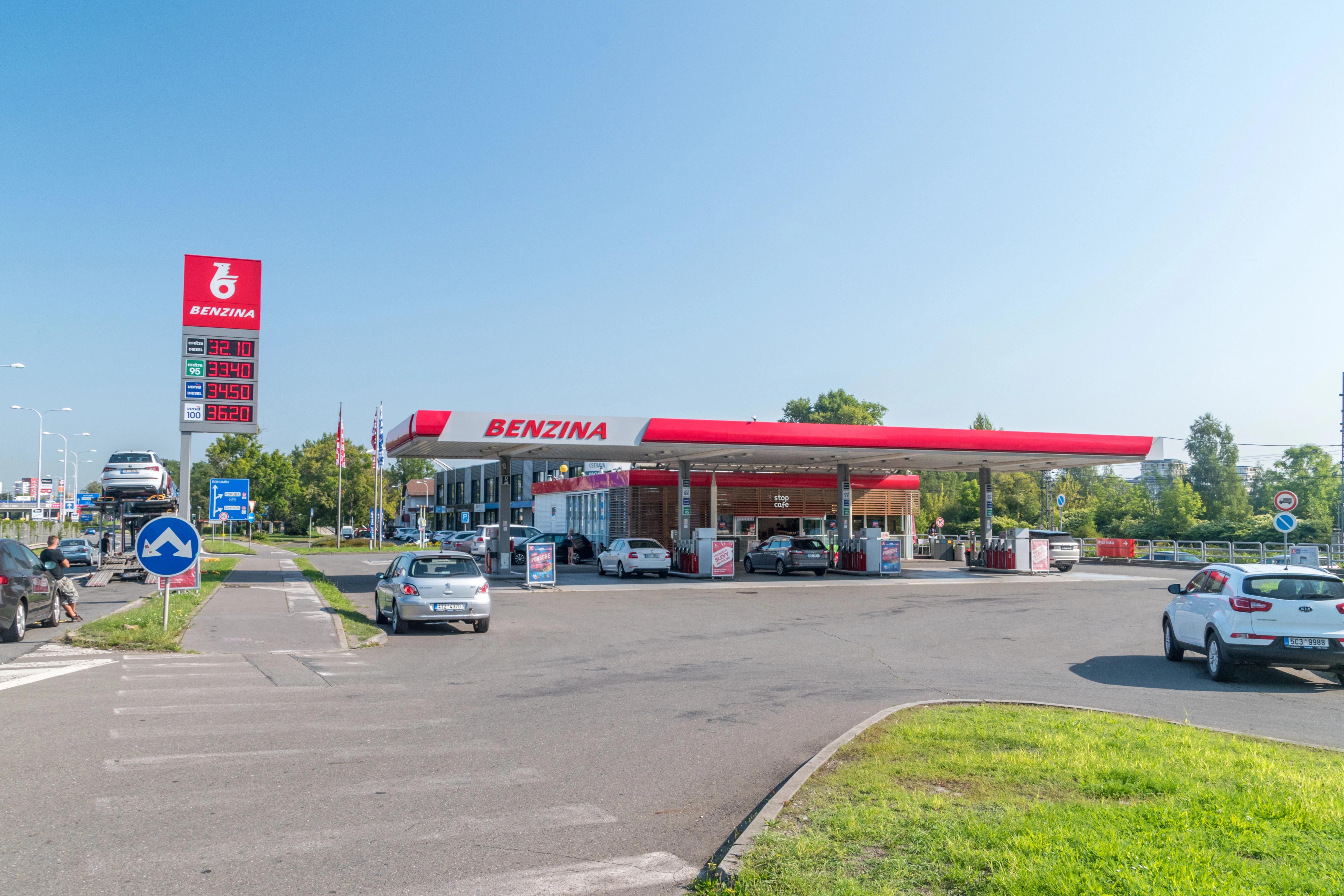 Ceny pohonných hmot v Česku: Benzin dolů, nafta stále stoupá. Kdy změna?