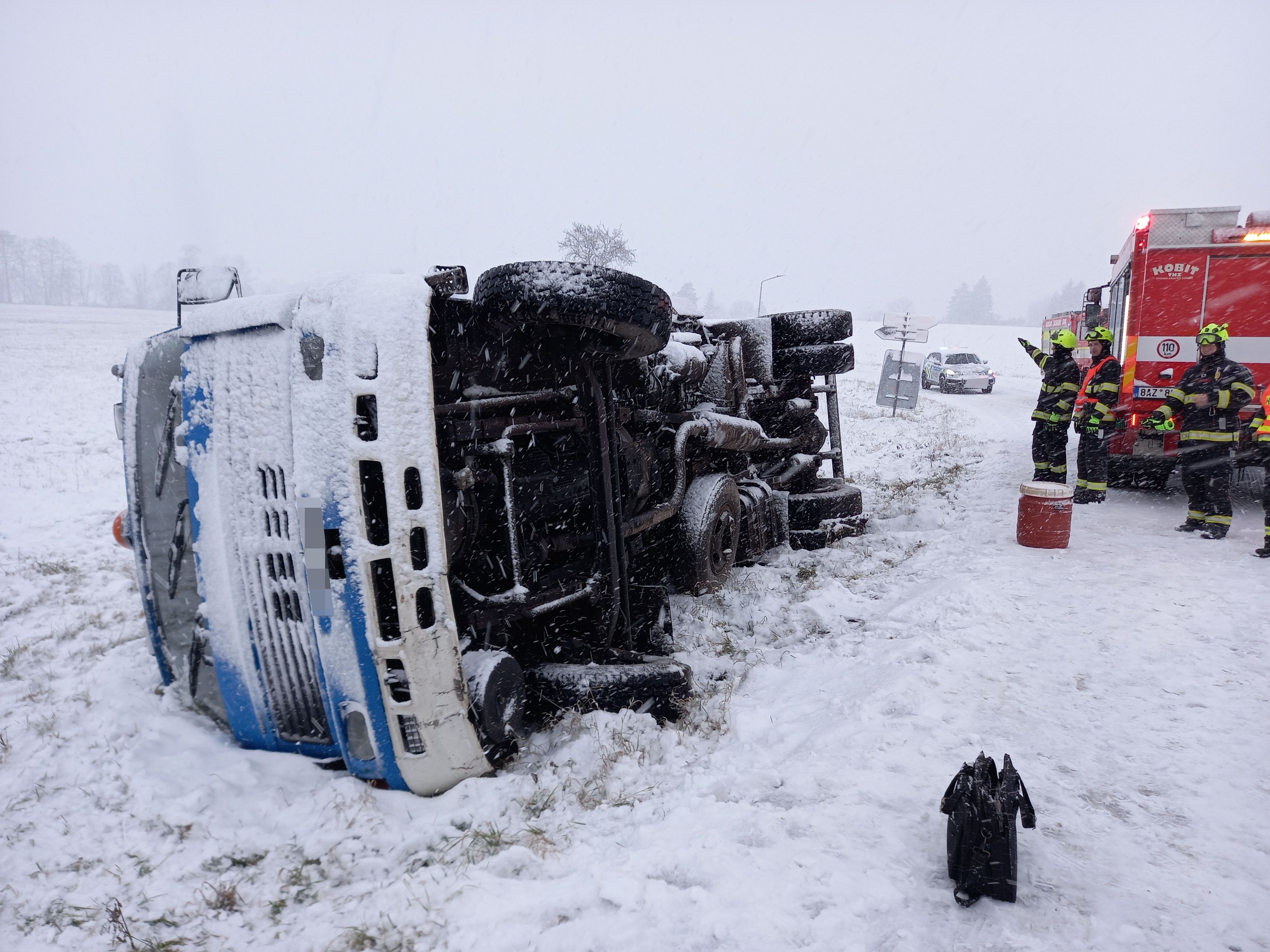 FOTO: Dopravní nehody ochromily Česko. Doprava kolabuje, hasiči nestíhají