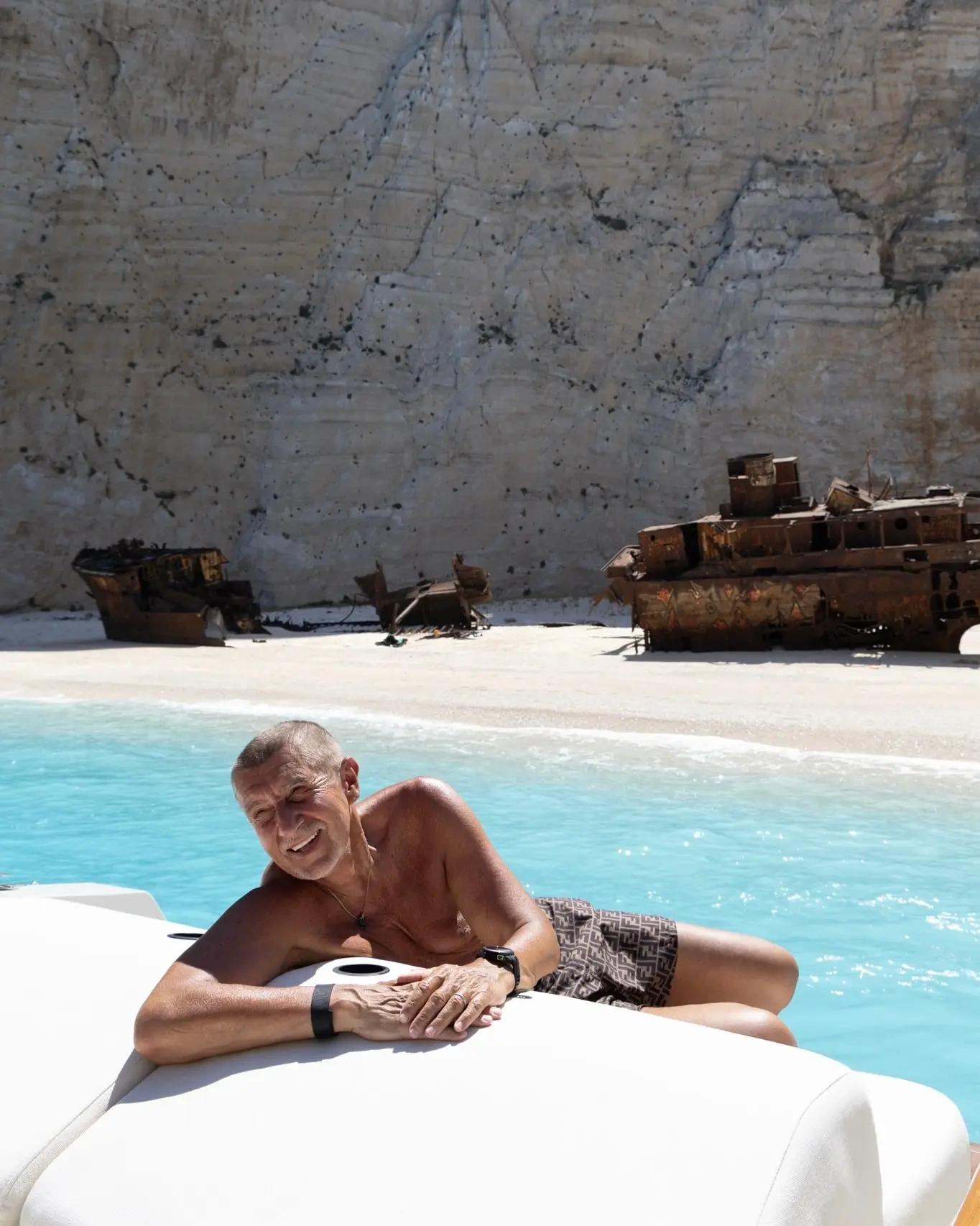 Babišova dovolená v Řecku: Luxusní jachta, ikonická pláž a extrémně drahé plavky, které vzbudily rozruch