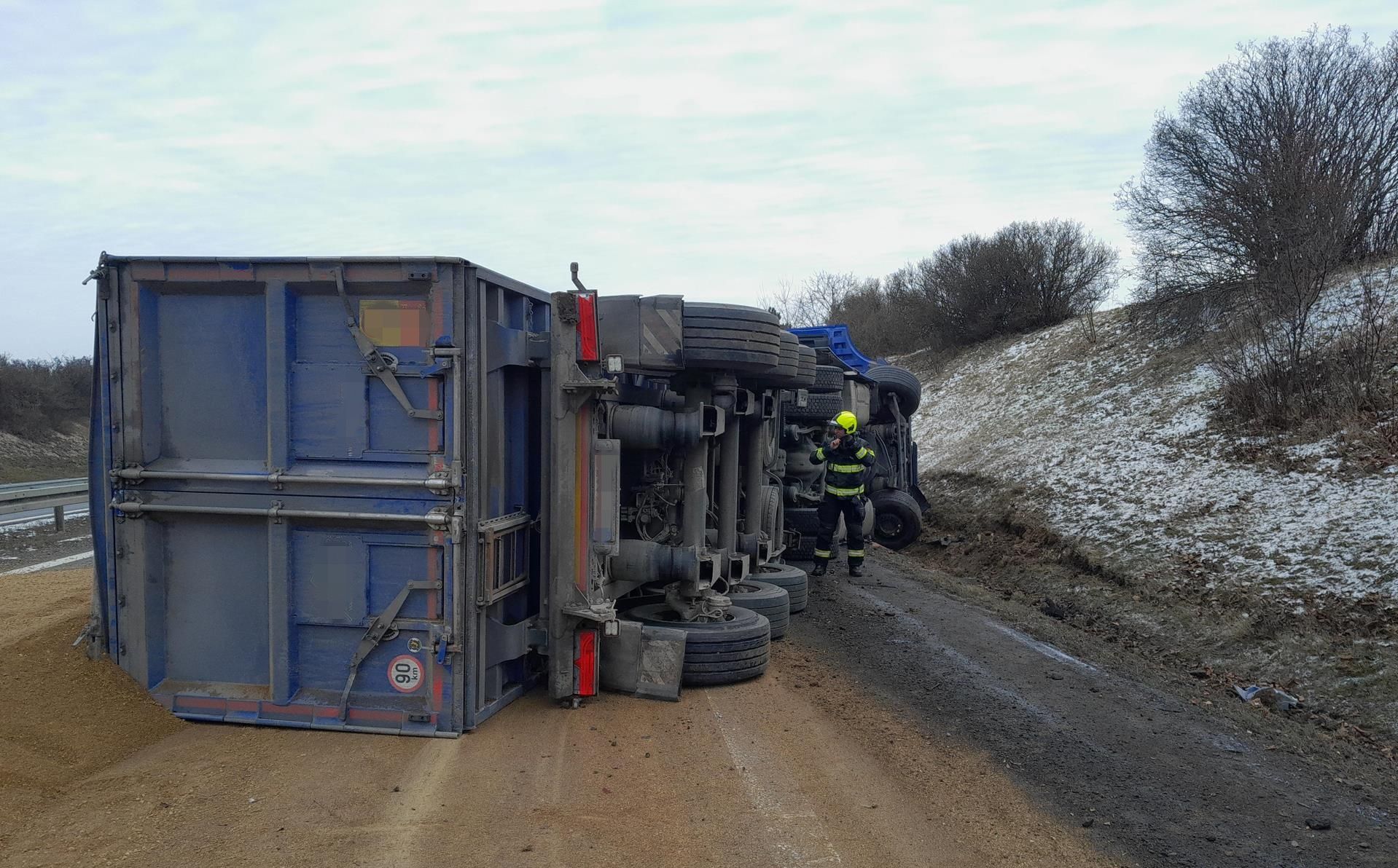 Dálnice D7 směr Praha je uzavřena. Došlo k vážné nehodě