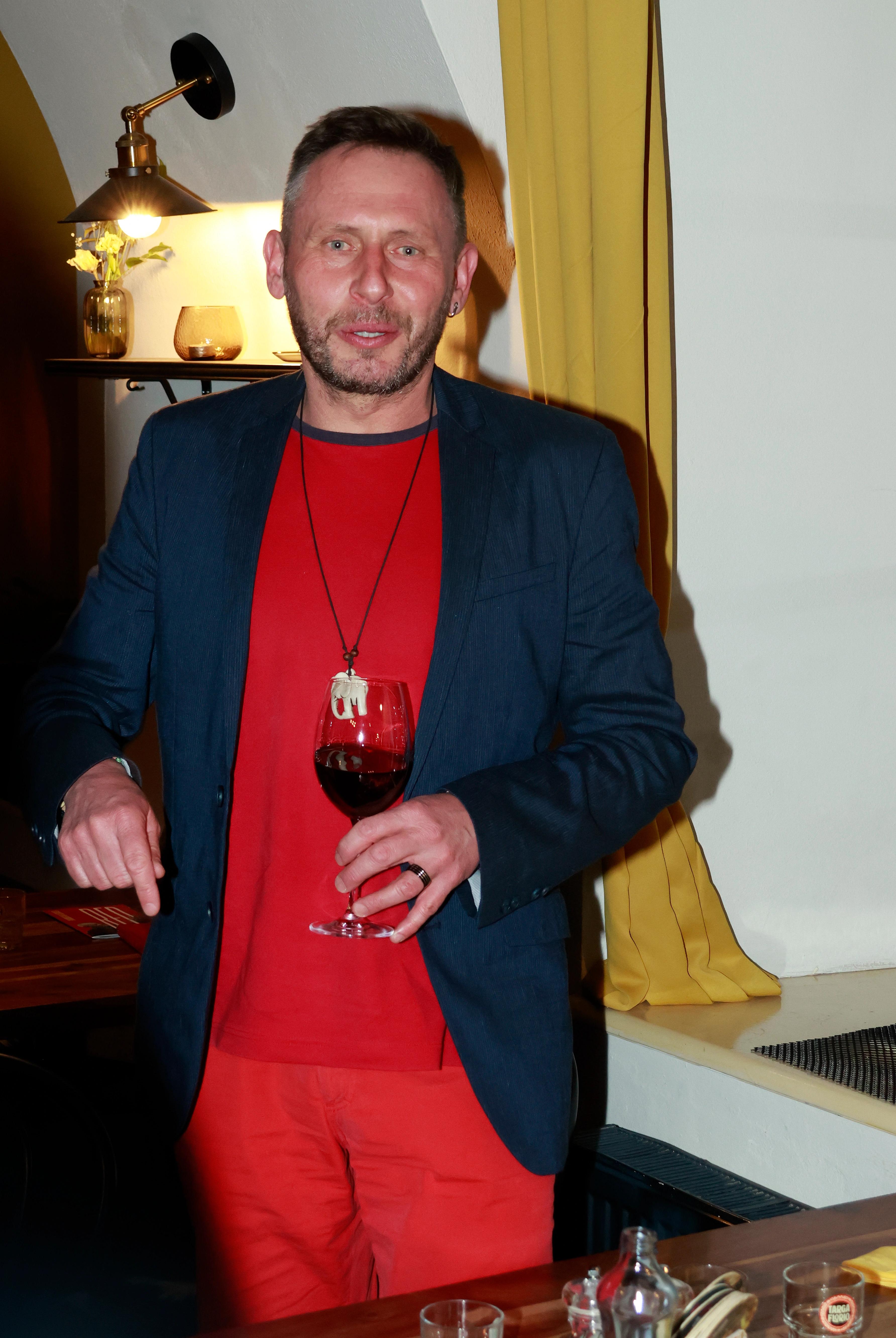 Jan Tuna překvapil fanoušky: Moderátor se opět ukázal nahý u vody! Proč to dělá a co na to říká veřejnost?