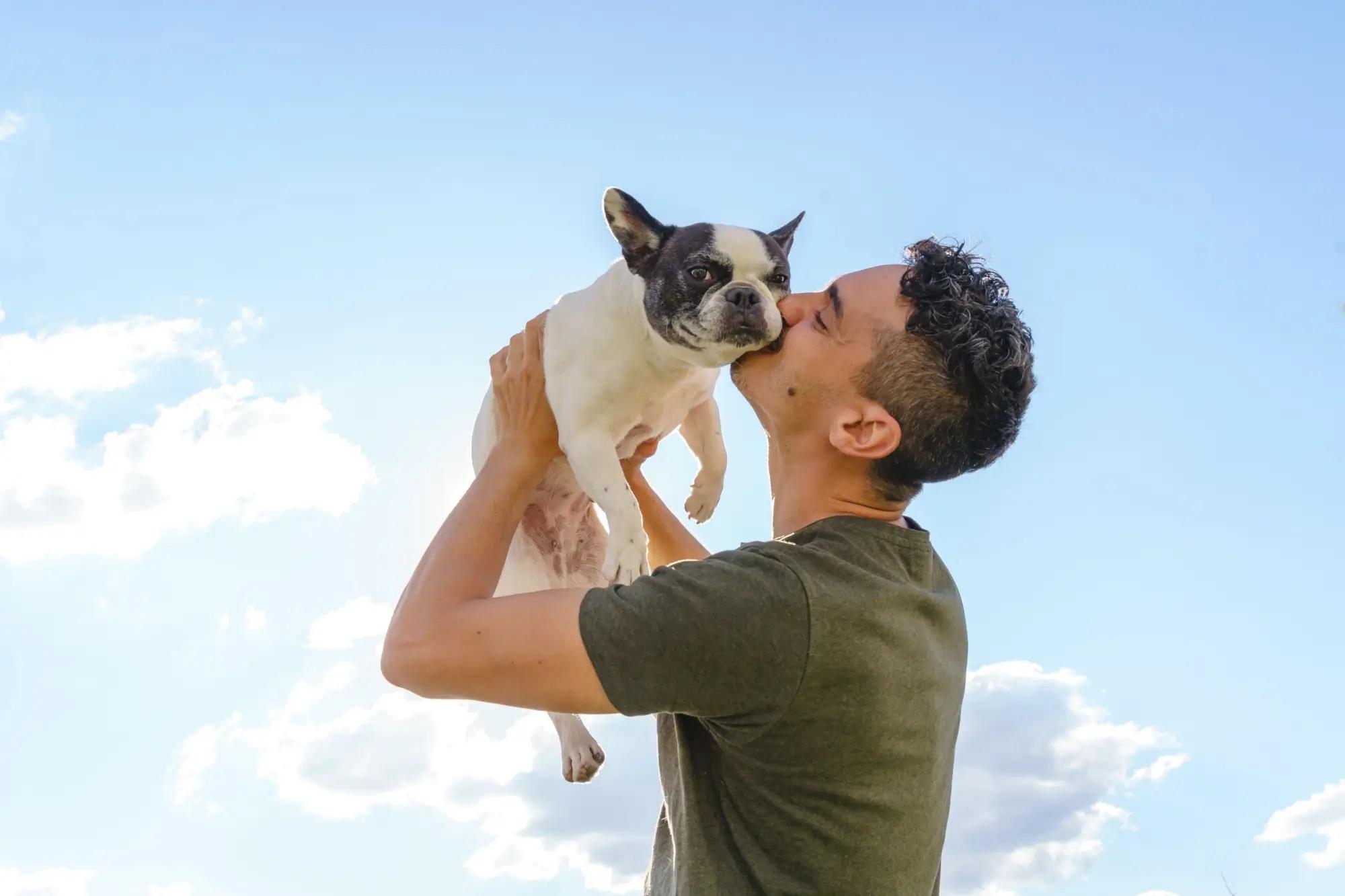 Šťastný majitel se svým psem.