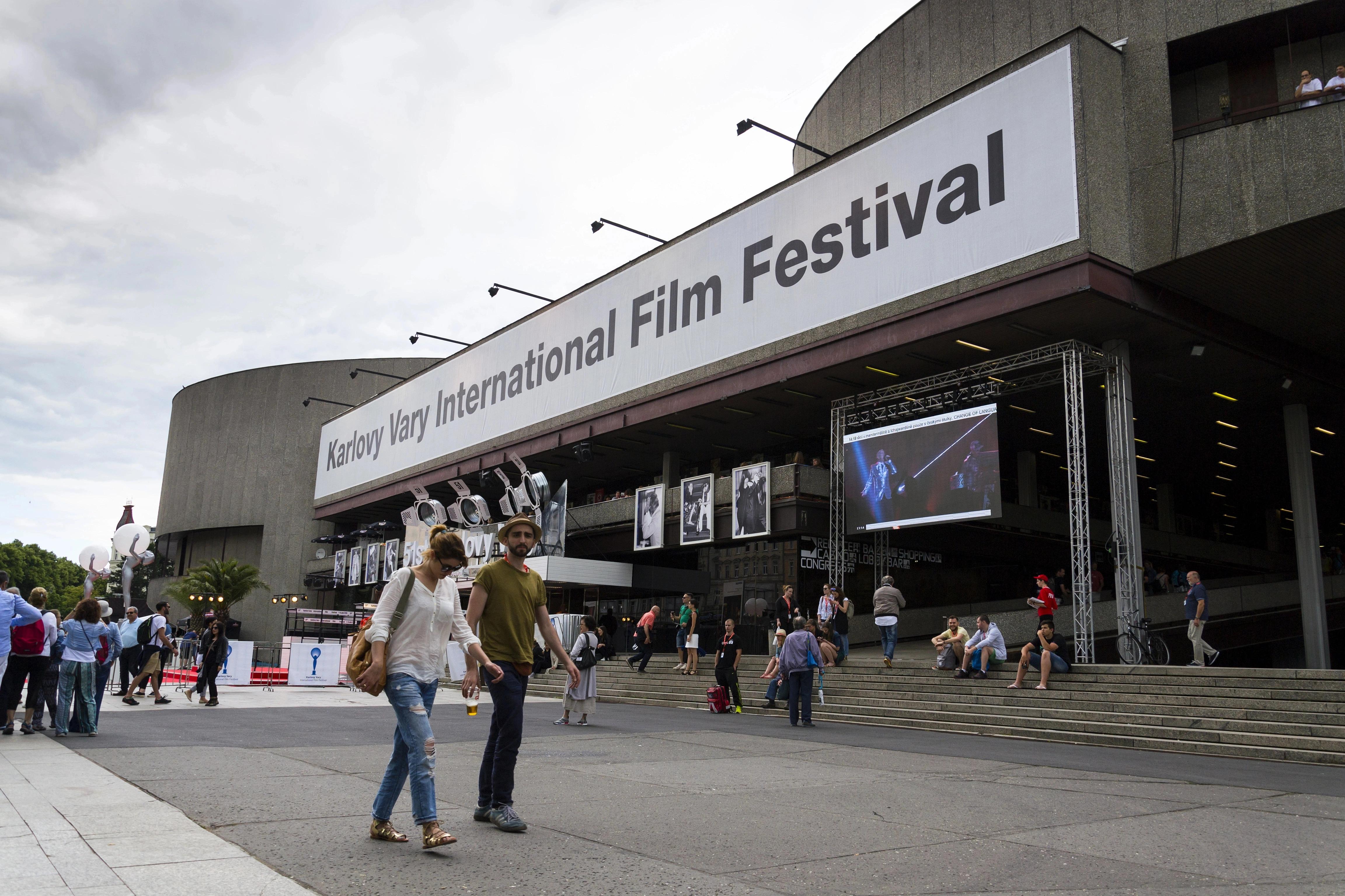 Návštěvníci festivalu v šoku: Za oběd v Karlových Varech zaplatíte víc než v Praze