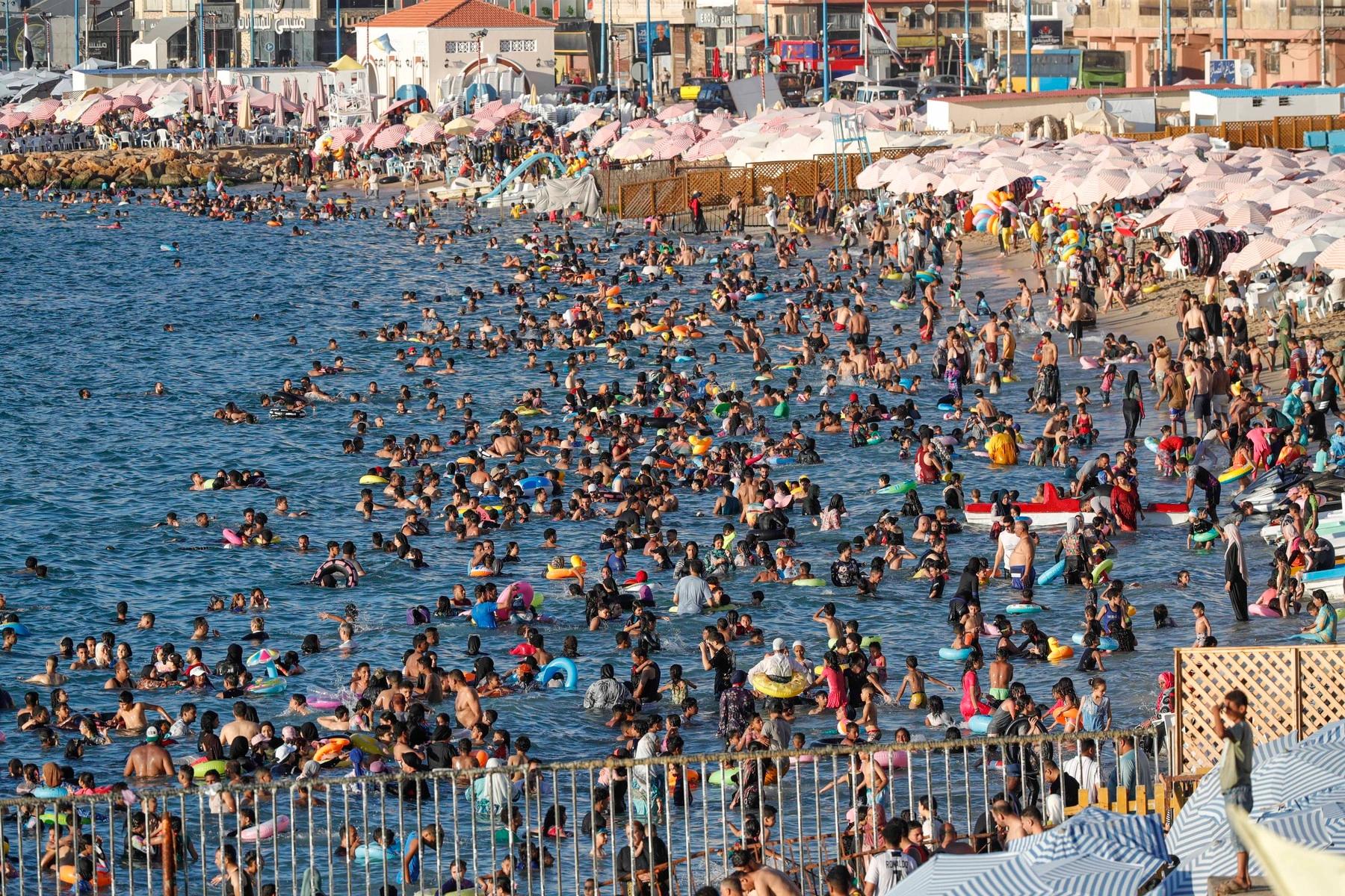 Chaos místo relaxu: Pláže v Alexandrii proměněny v lidské mraveniště