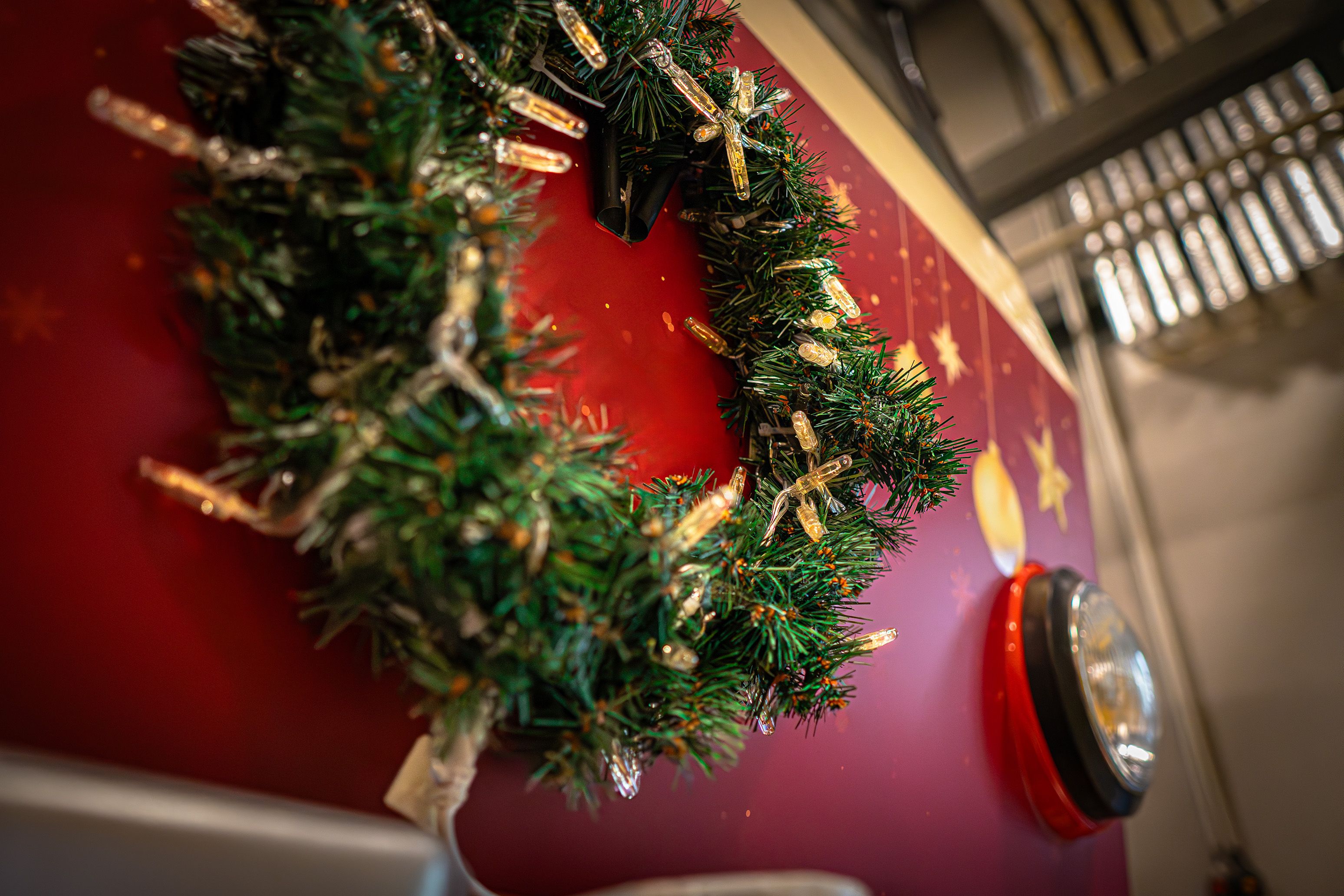 Známe jízdní řád vánoční tramvaje v Plzni. Kdy se můžeme svést?