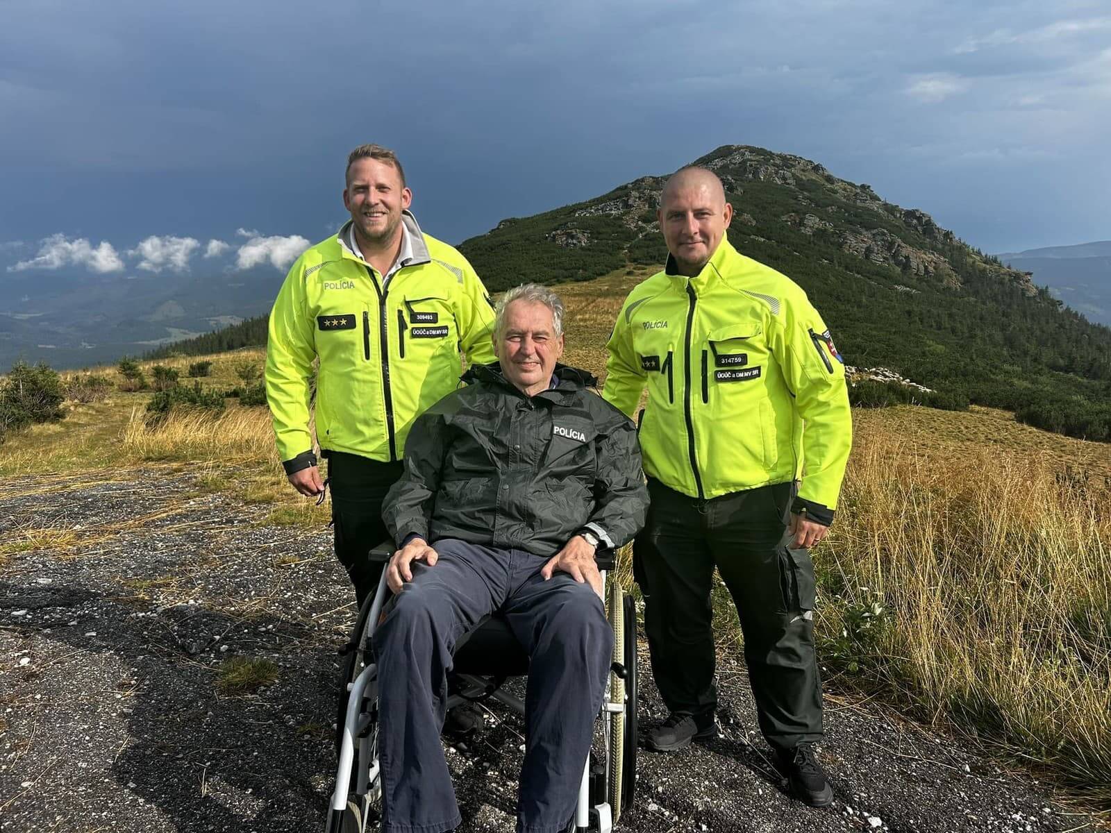 Miloš Zeman skončil v policejní bundě.