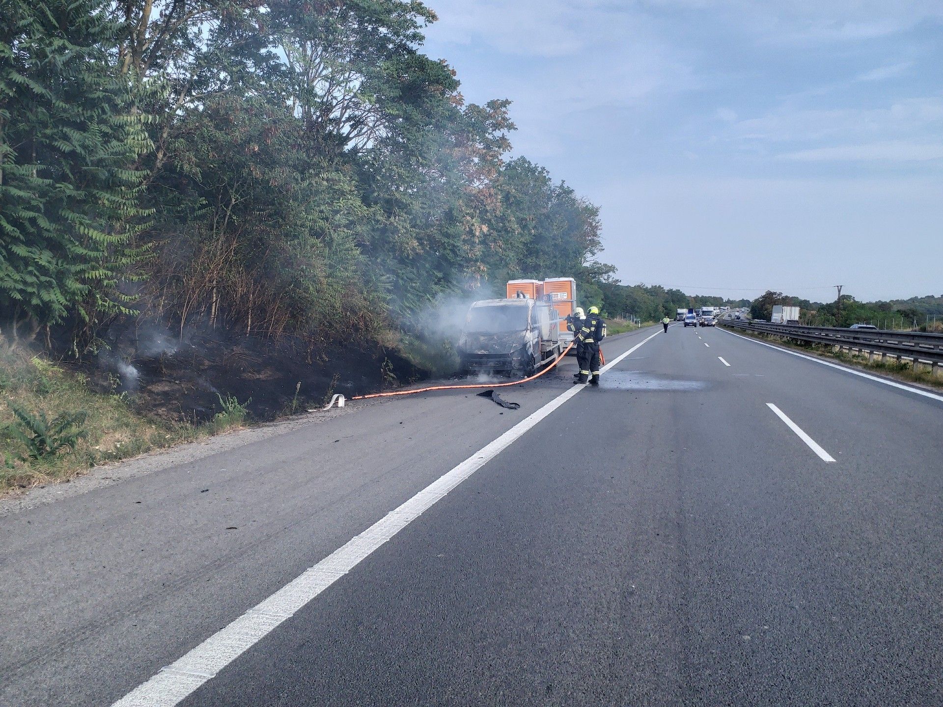 Dálnice D2 směr Brno stojí, tvoří se kolony. Hoří tam dodávka
