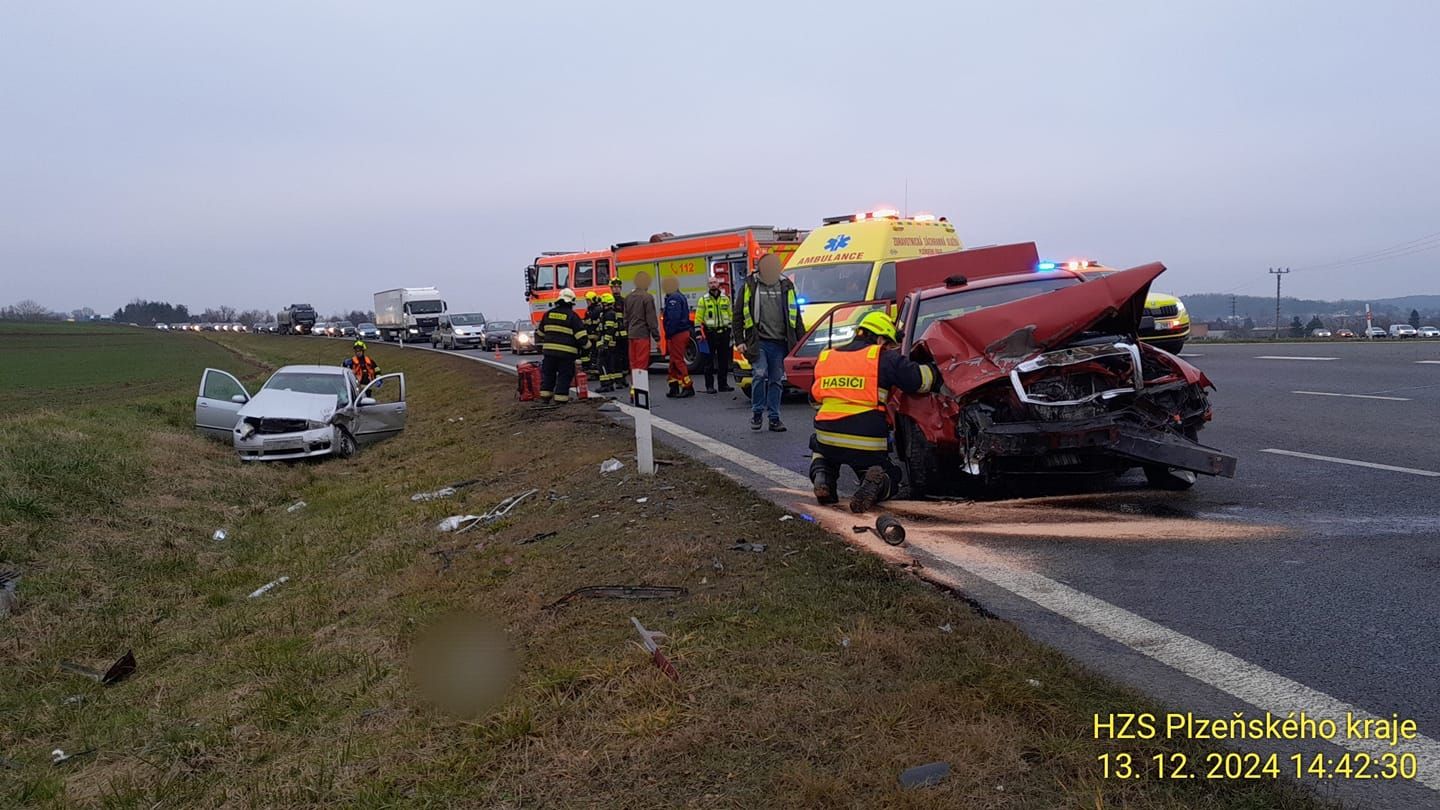 Vážná dopravní nehoda blokuje hlavní tah na Domažlice.