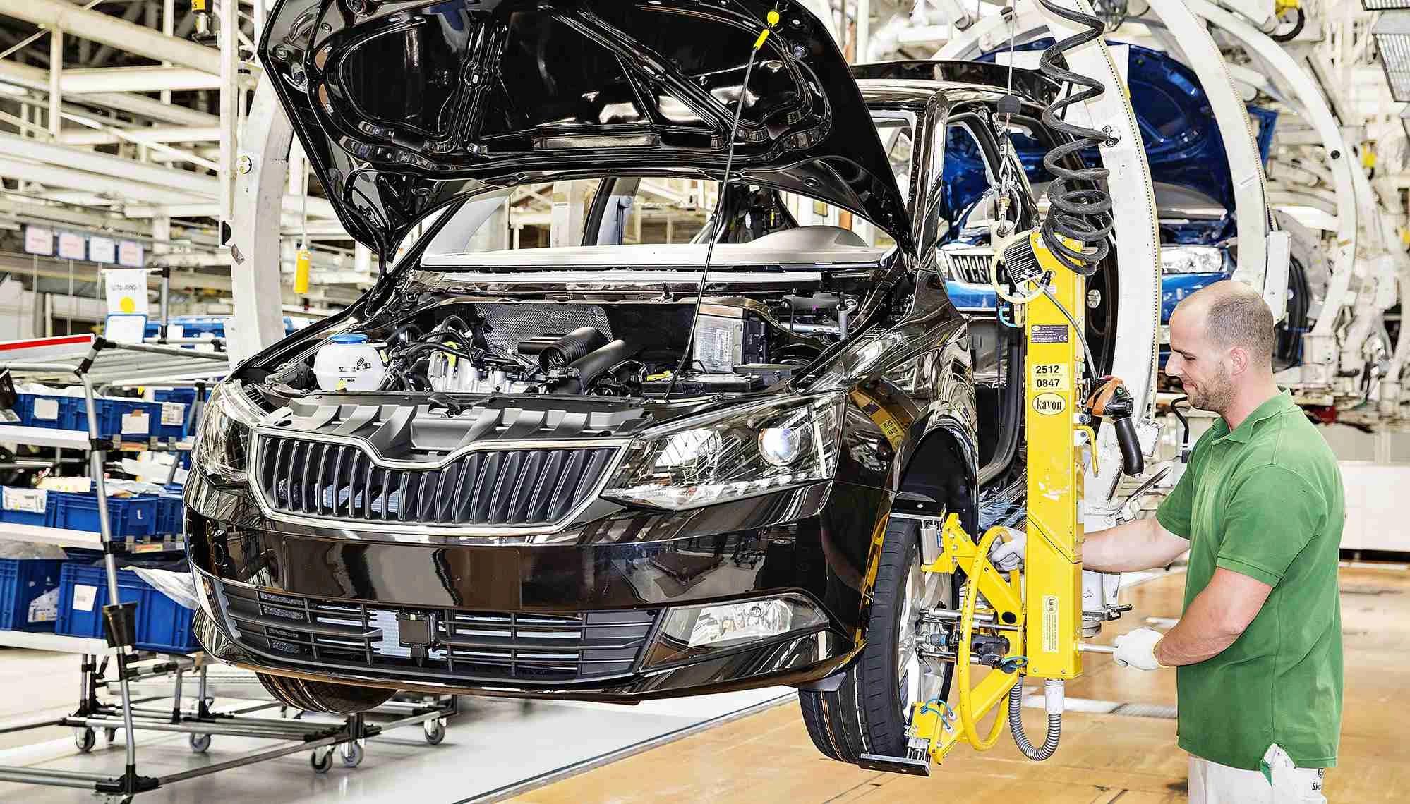 Prázdné továrny a plné pláže: Škoda Auto spouští hromadnou letní dovolenou.