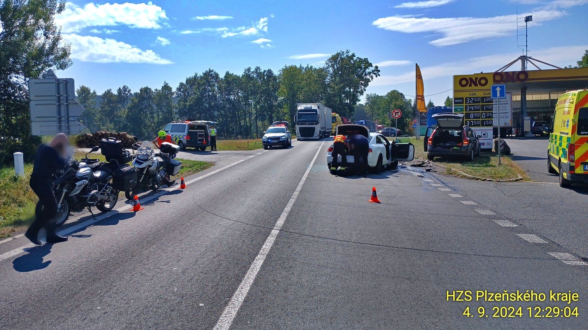 Vážná nehoda u Domažlic: Střetla se motorka a osobní vůz, na místě je 5 zraněných