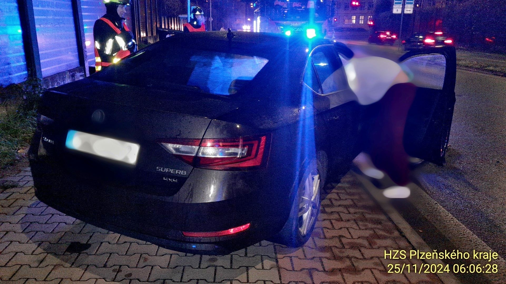 Řidič v Plzni narazil do protihlukové stěny, škoda jde do statisíců