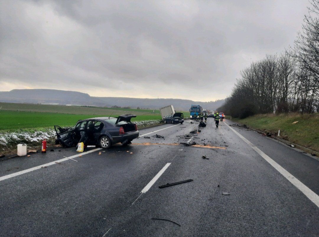 Vážná dopravní nehoda uzavřela hlavní tah.