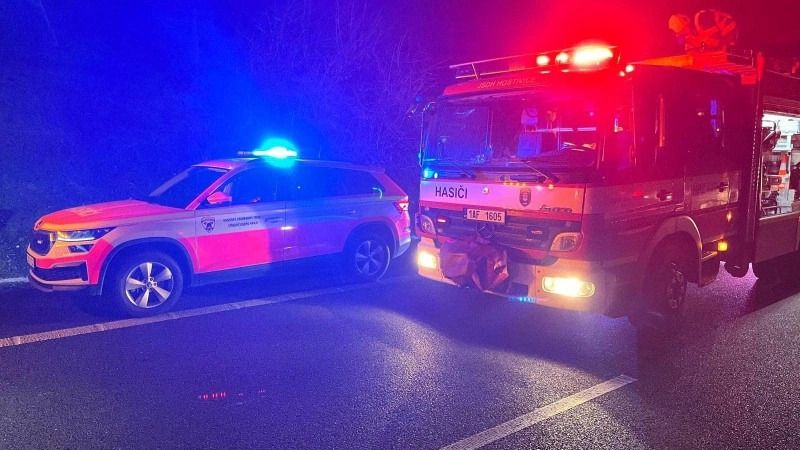 Tragická nehoda na D5: Auto vyletělo z dálnice, řidič neměl šanci přežít