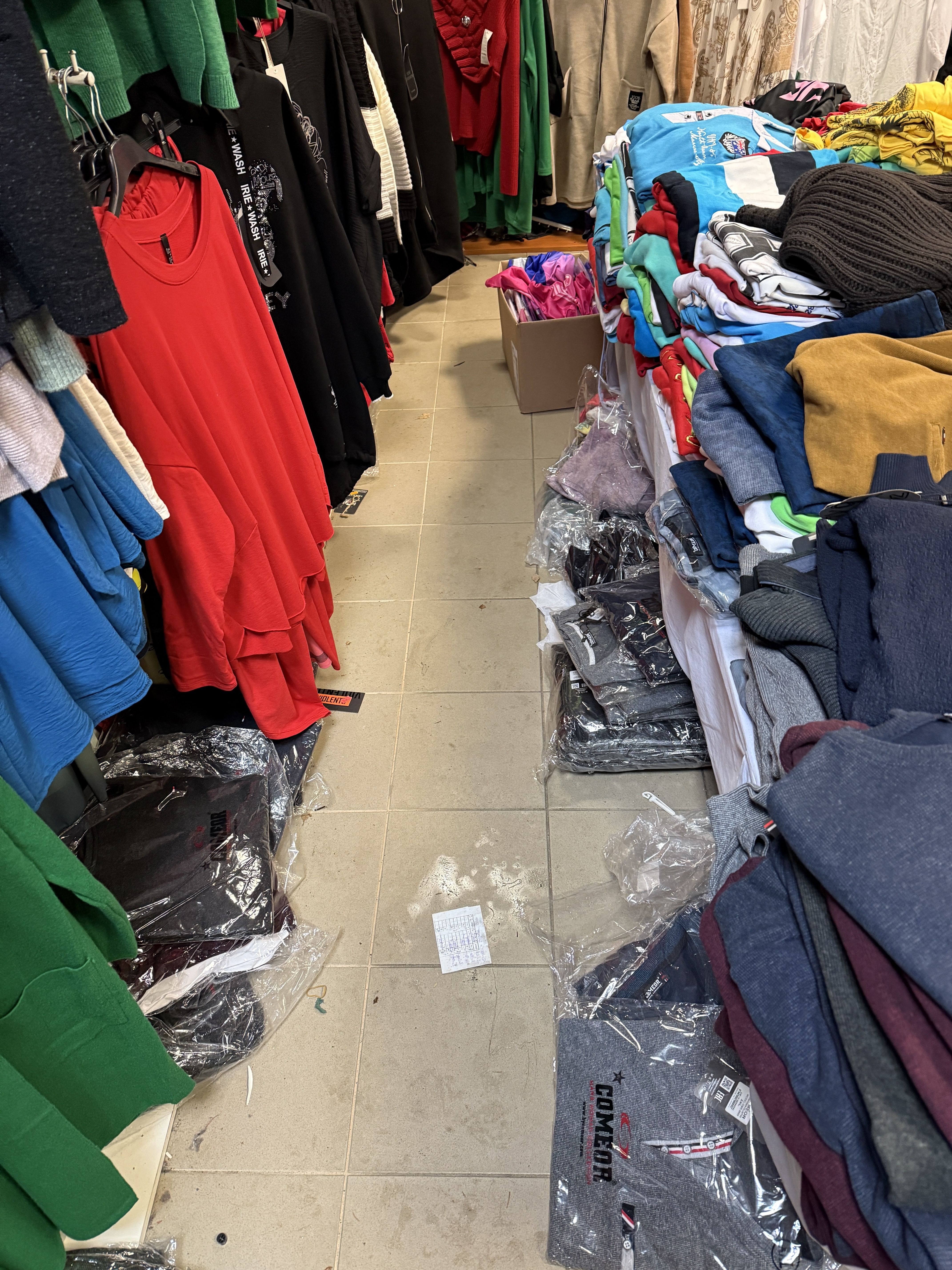 FOTO: Šílený nepořádek v tomto obchodě vás znechutí a odradí už při vstupu!