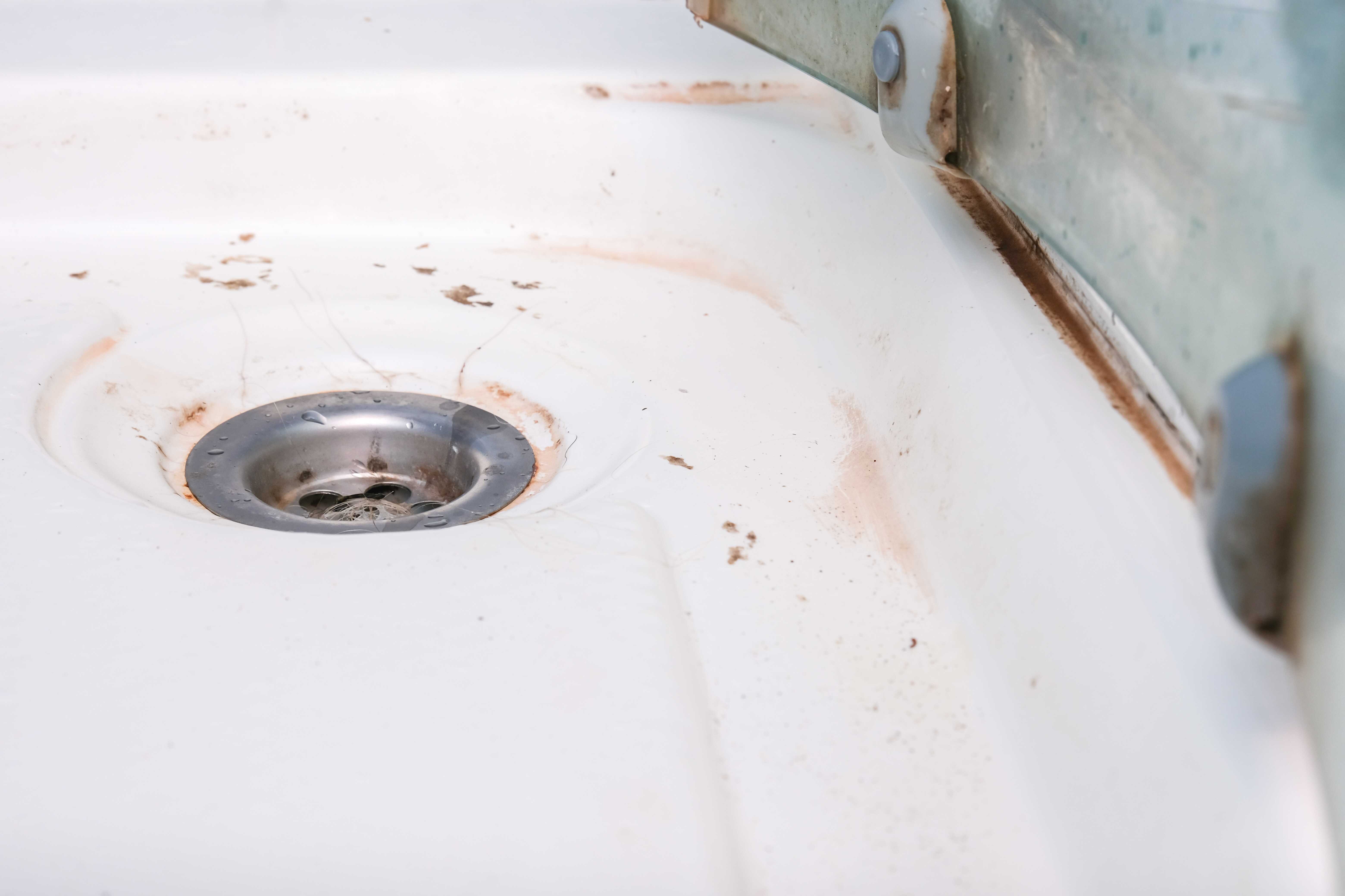 Odstraňte rez z vany a umyvadla.