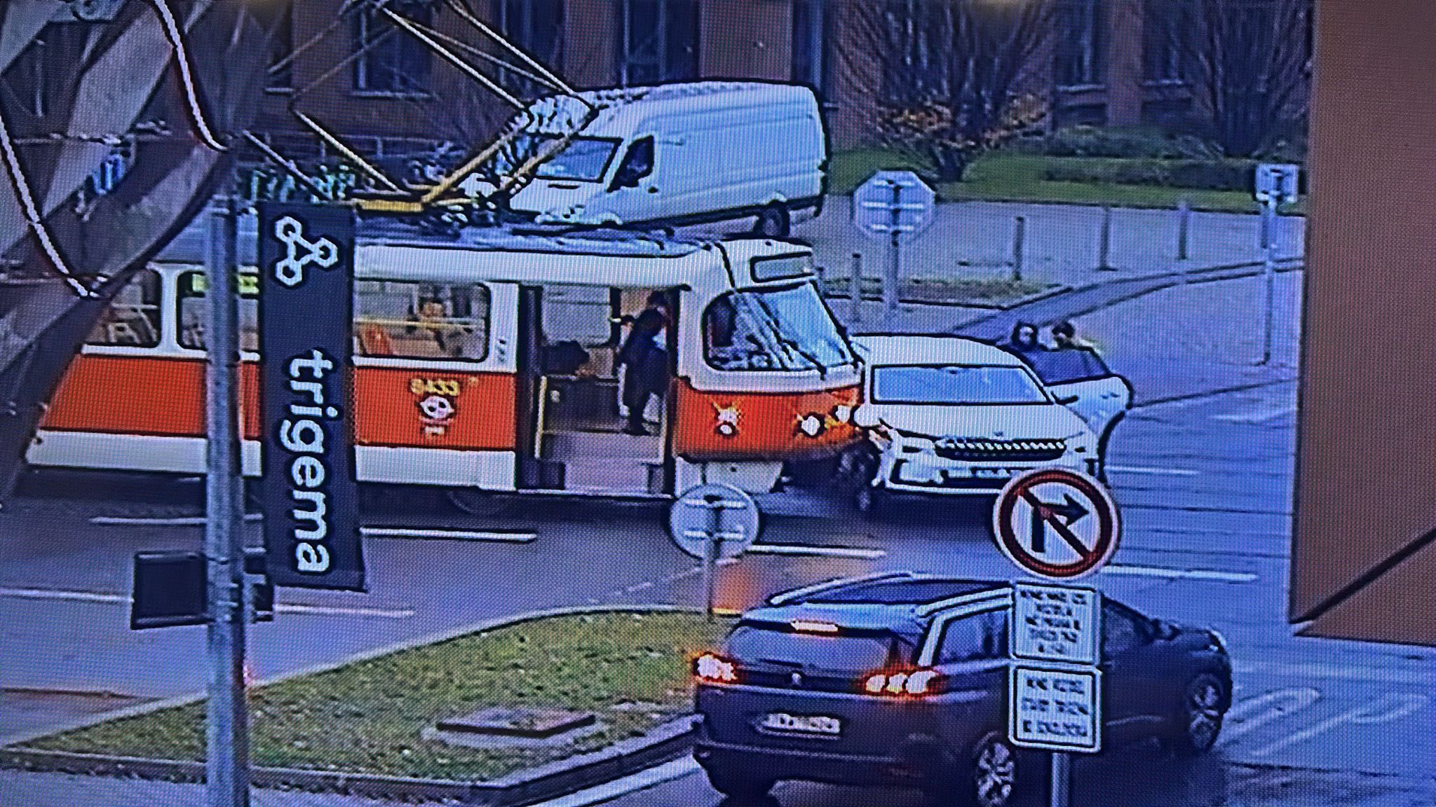 Dopravní kolaps v Praze: Sražená auta, chodci, bourají i tramvaje a sanitky