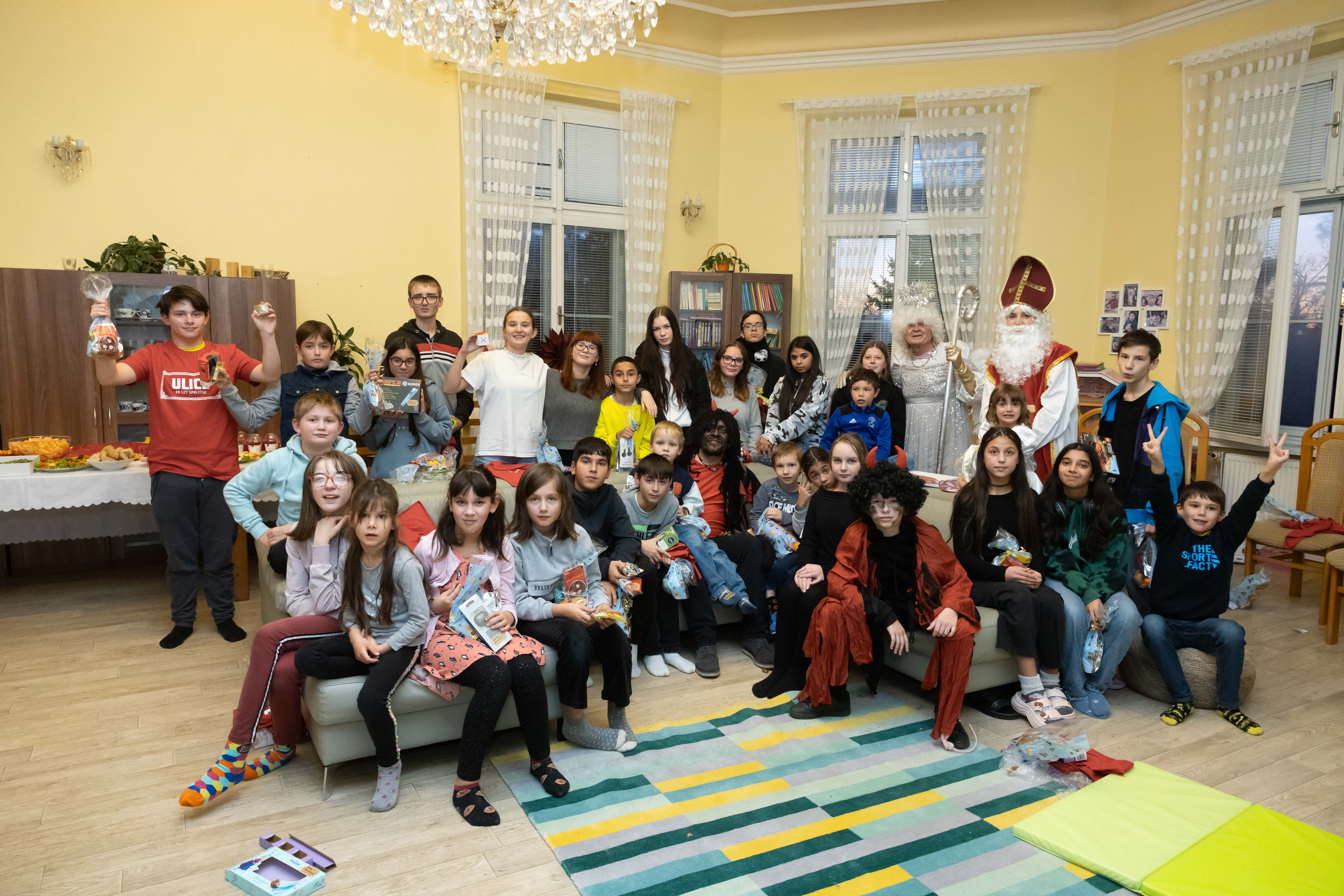 Děti v domovech měli z mikulášské nadílky radost.