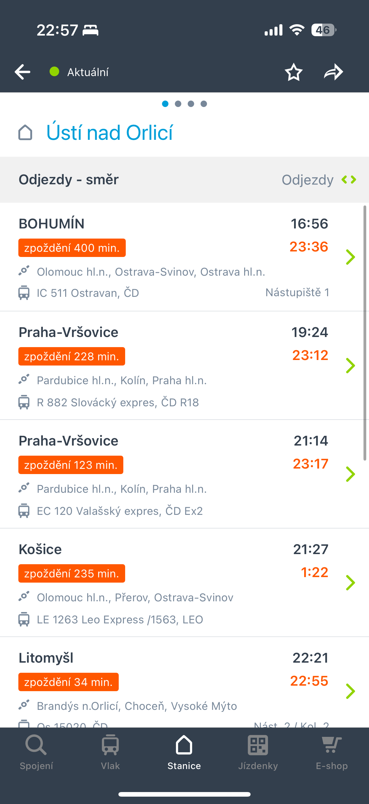 Lidé mrznou ve vlacích.