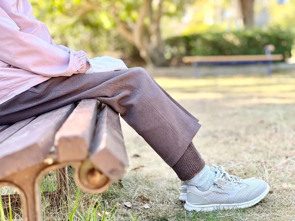 Seniorka v pohodlných kalhotách 