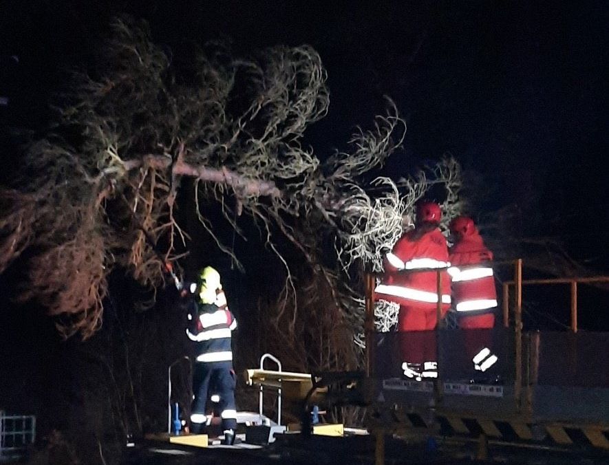 Silný vítr komplikuje dopravu. Nejezdí vlaky, lidé uvízli na trati